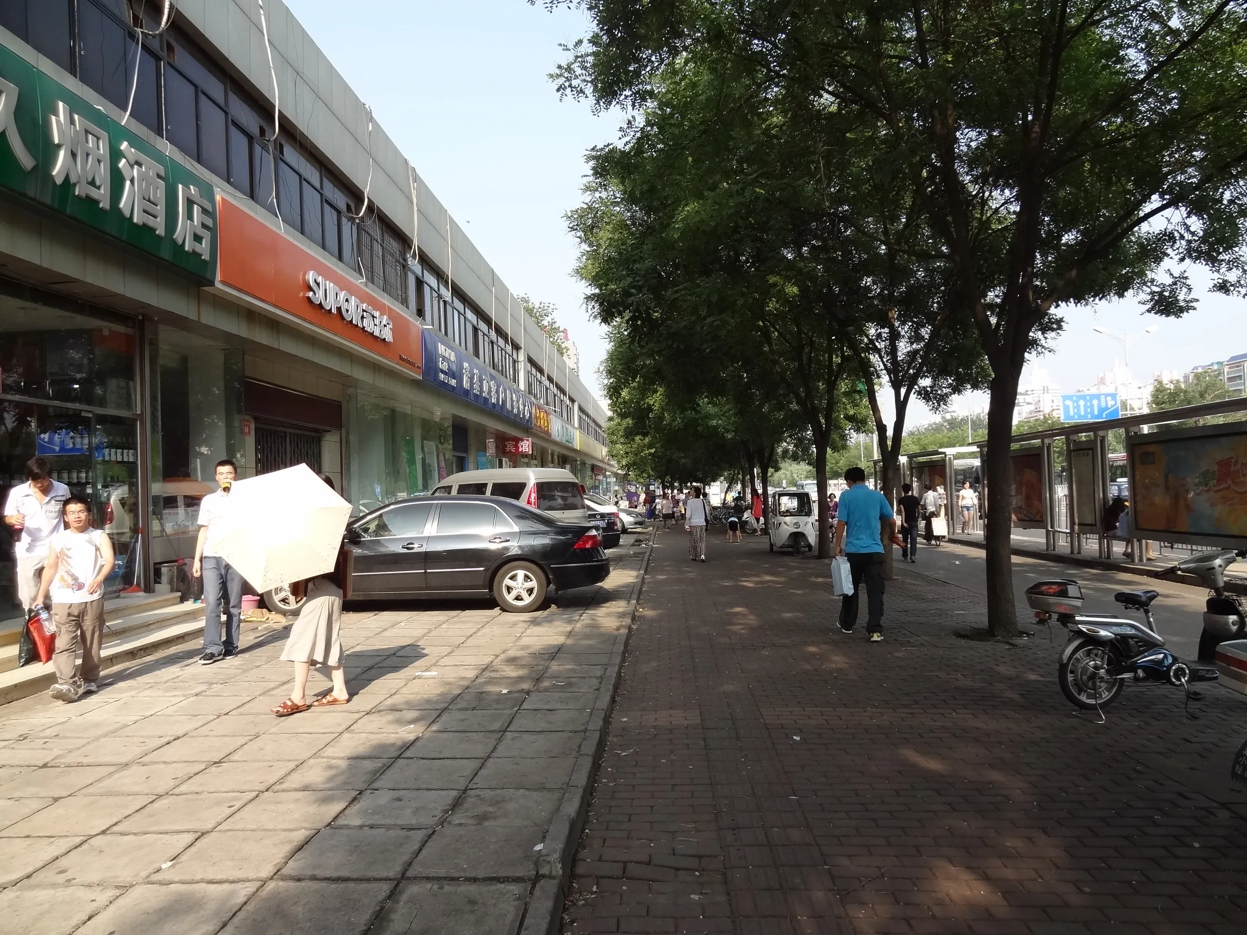 知春路付近のホテル、商店のある街並