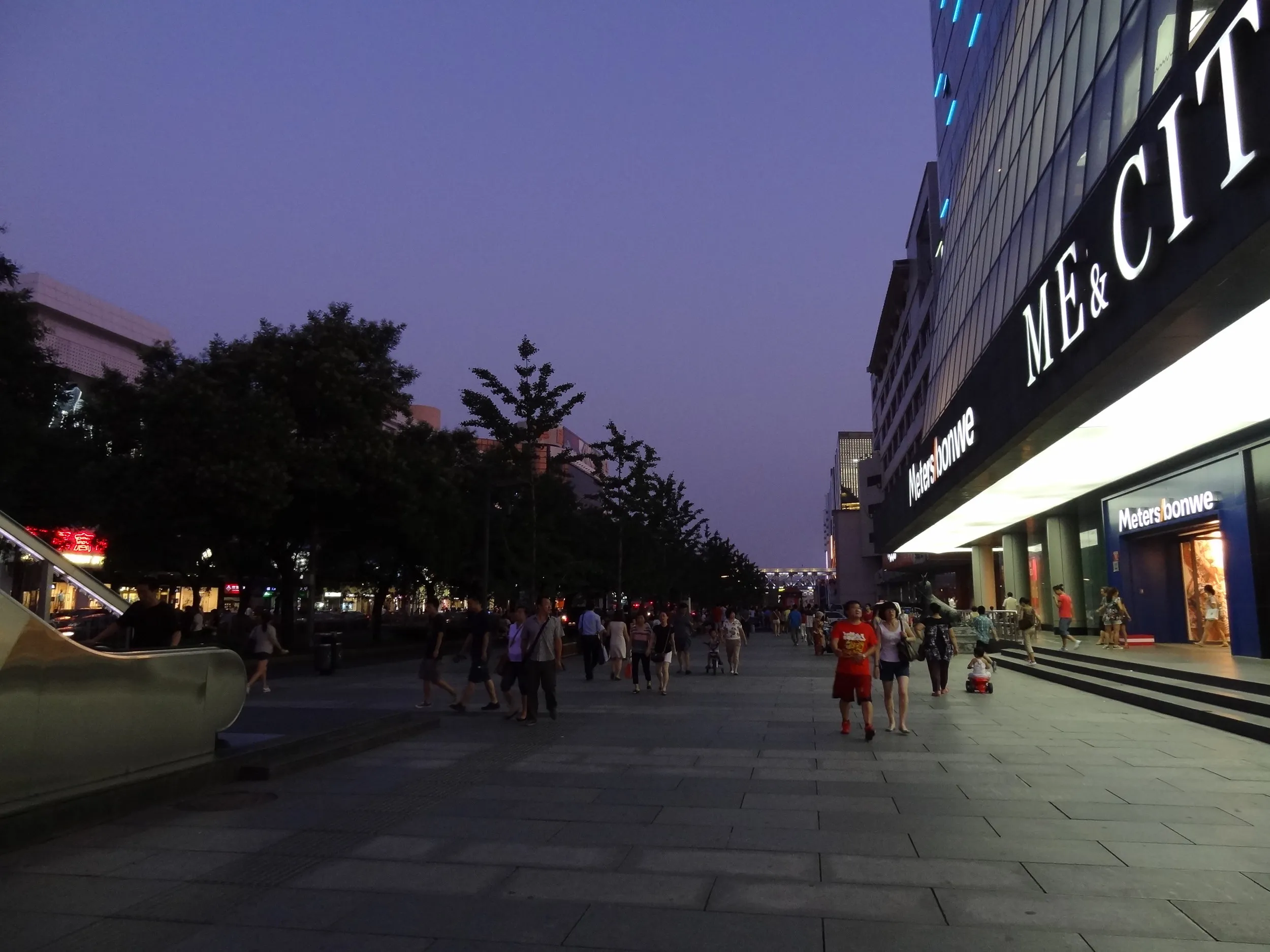 北京の繁華街、西単北大街の歩道