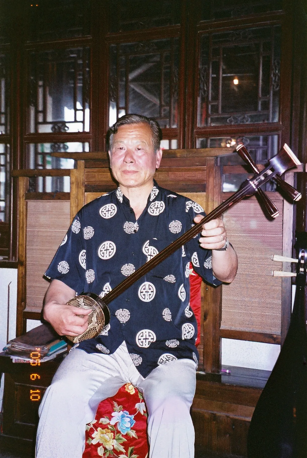 蘇州観光＠拙政園の二胡演奏者