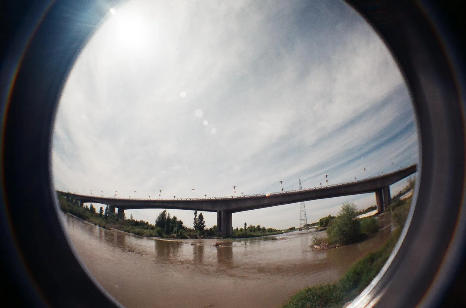 イリ河と大橋をLomo Fisheye2で撮影