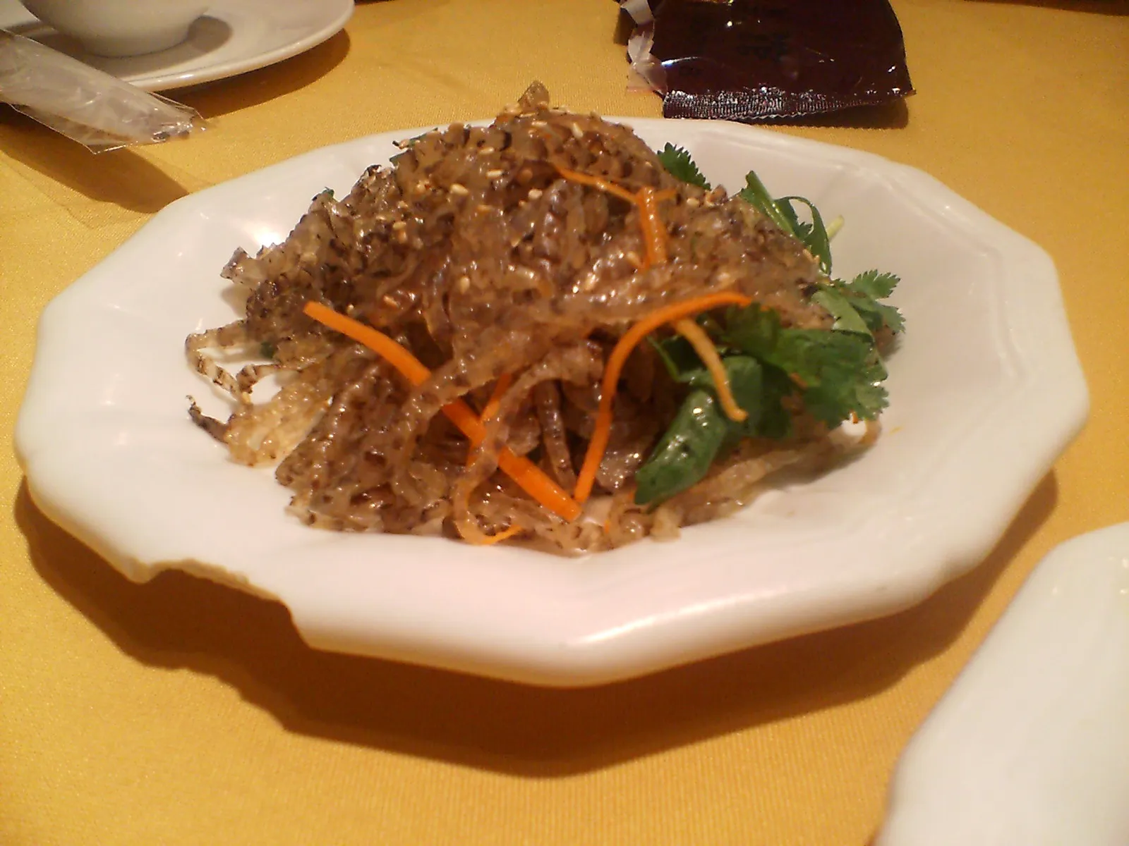 とまとじゅーす的上海市内観光 上南路周家渡付近。食用蛇の皮です。コリコリしていて濃い味。コラーゲン多そう・・。お酒が好きな人にはいいつまみになるかも