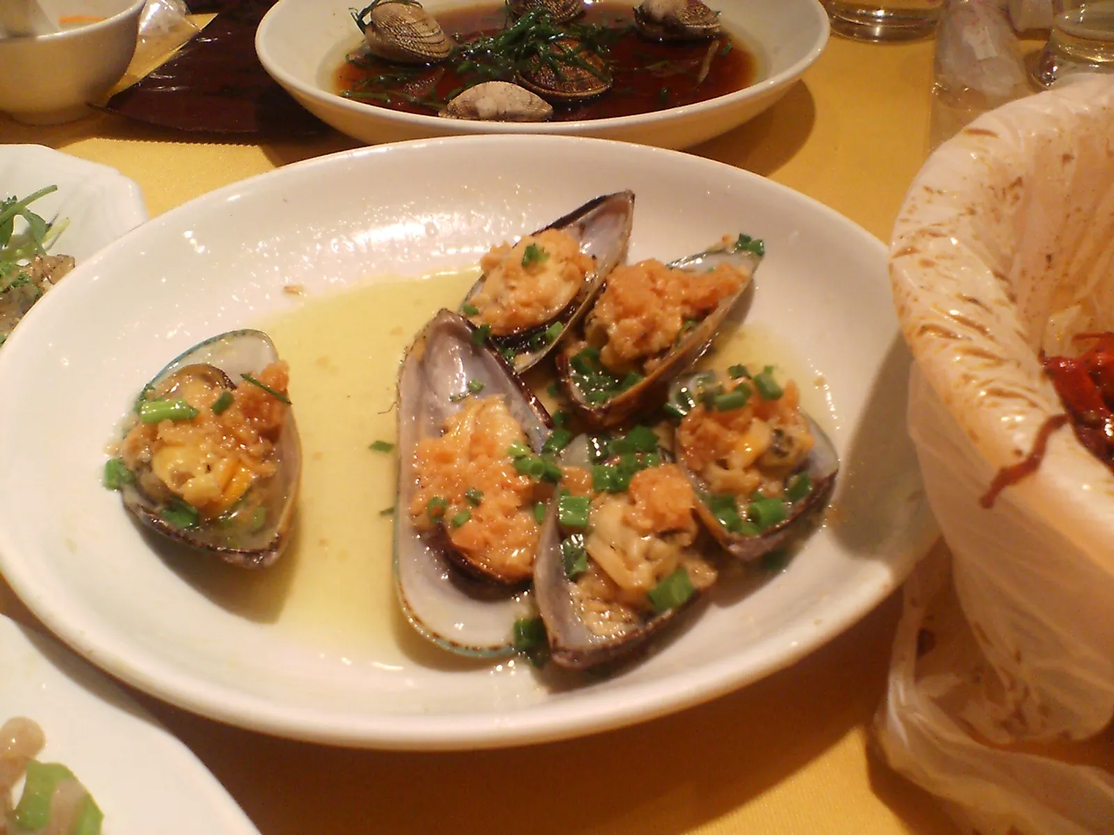 とまとじゅーす的中国旅行記 上海の浦東新区上南路と周家渡付近 ムール貝を蒸したシンプルな料理。味付けは上海料理風
