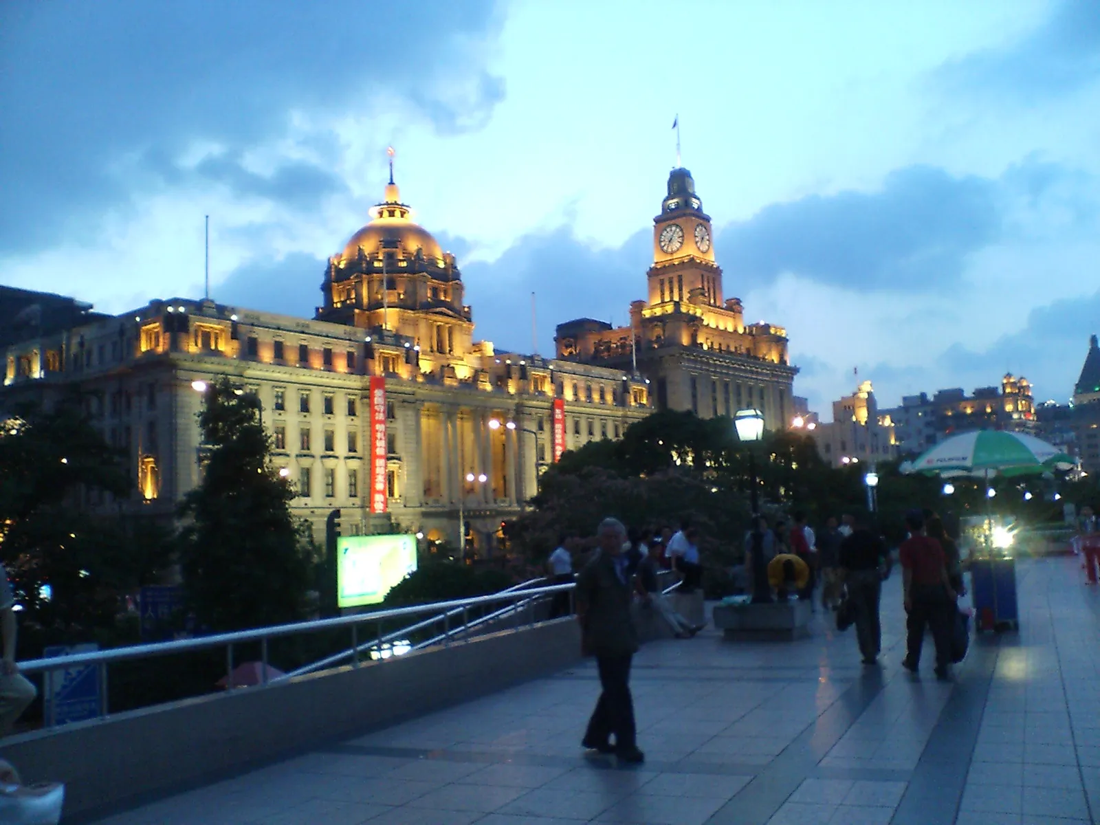 とまとじゅーす的中国旅行記 夕暮れ時の上海の外灘 バンド。黄浦江からの風が涼しかったです。 この時のデジカメドコモのD901iです!