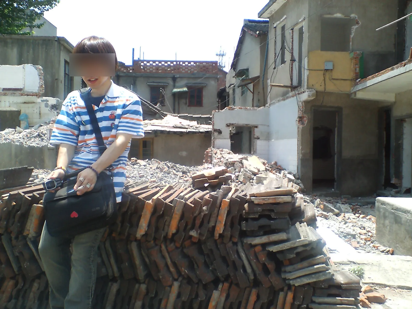 とまとじゅーす的上海市内観光 上海万博前の風景集。浦東新区上南路の周家渡付近 上南路の周家渡の瓦礫の山で記念撮影
