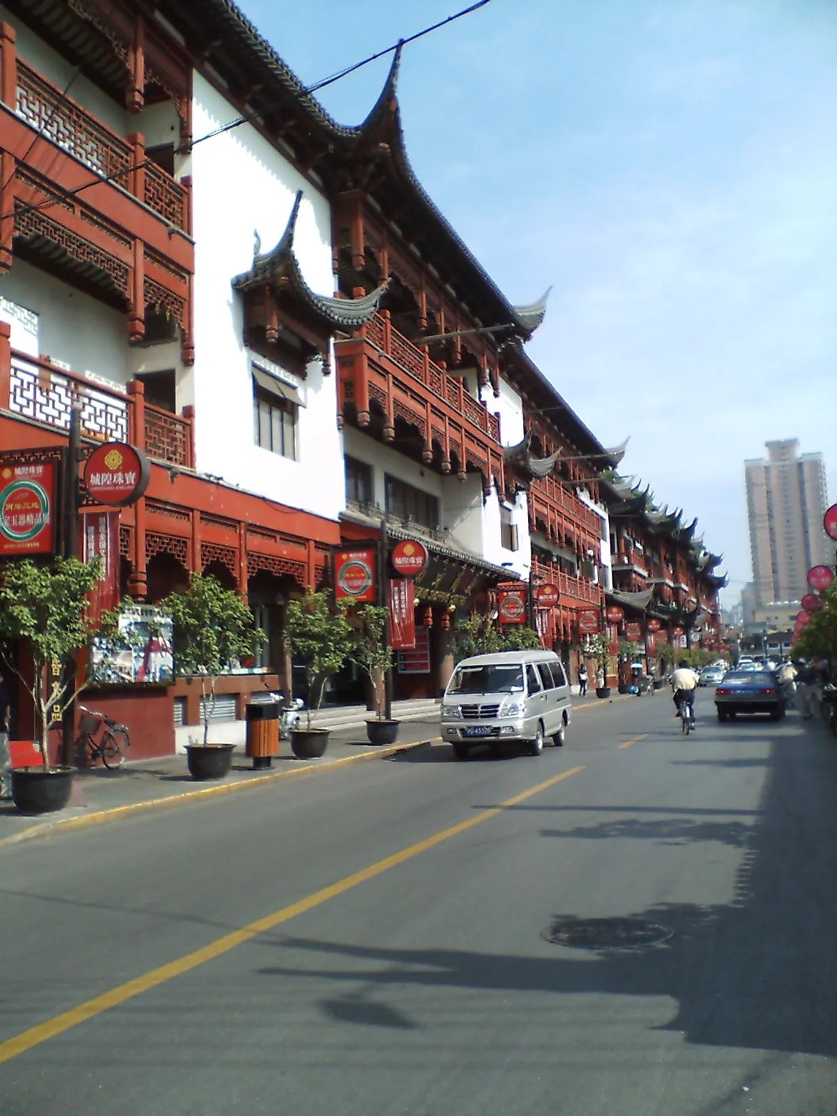 とまとじゅーす的中国旅行記 豫園の側。お茶や中国雑貨などが売られていました