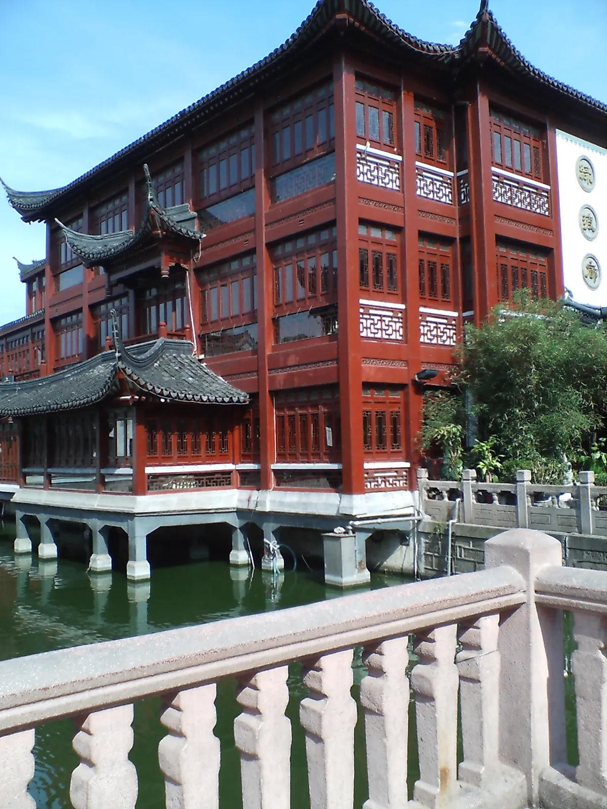 とまとじゅーす的上海市内観光 豫園のこのお店の中は飲茶などが食べれたりしますが人ごみで行く気しない