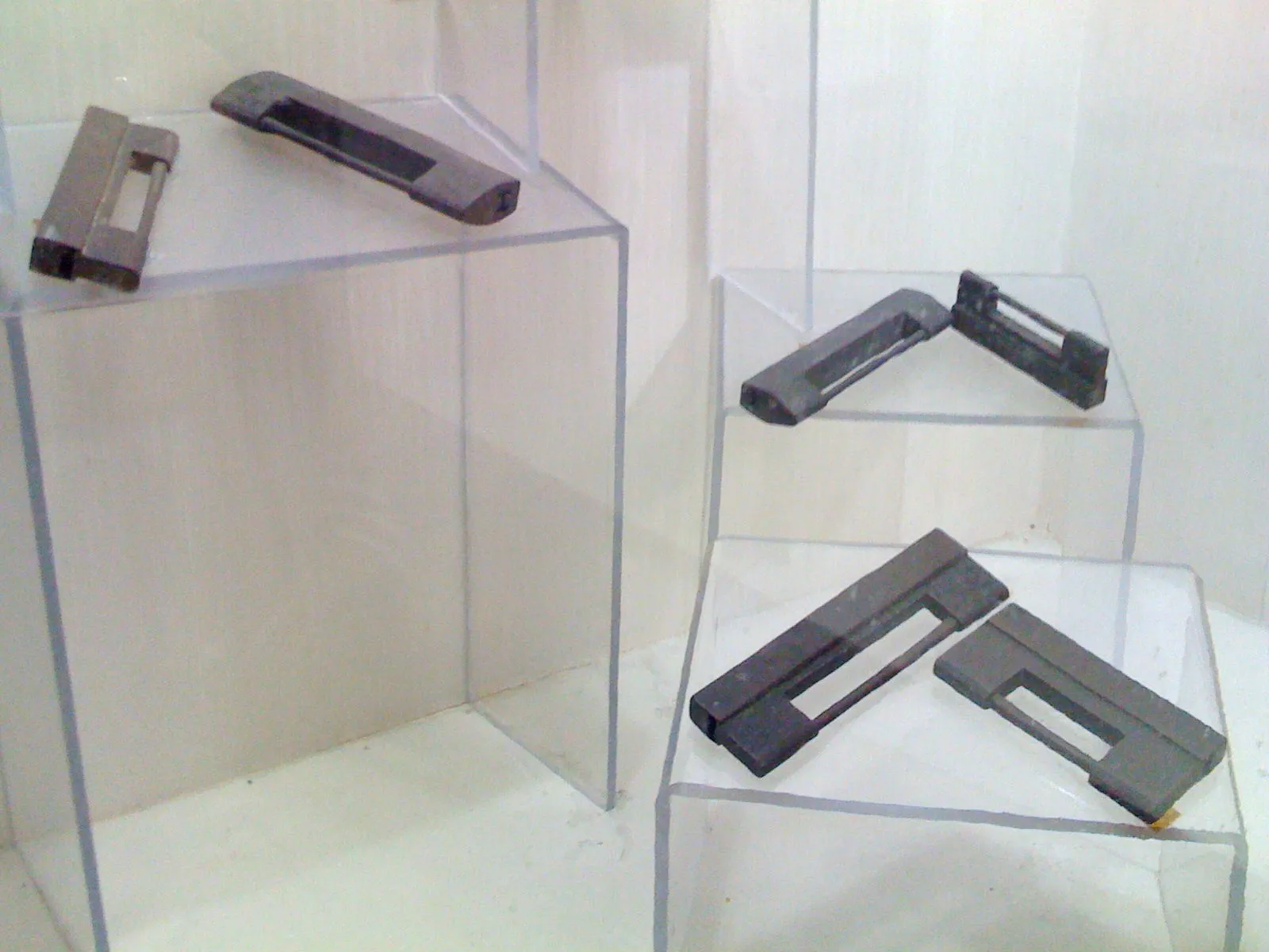 重々しい鉄の錠前