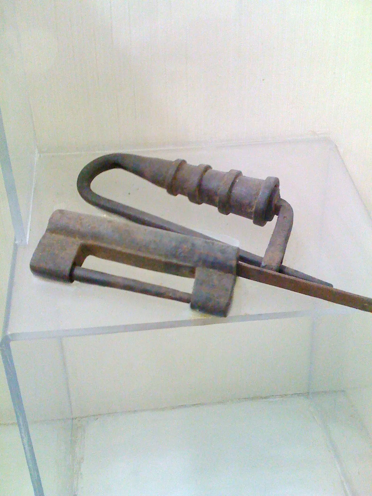 色々な錠前と鍵の展示品