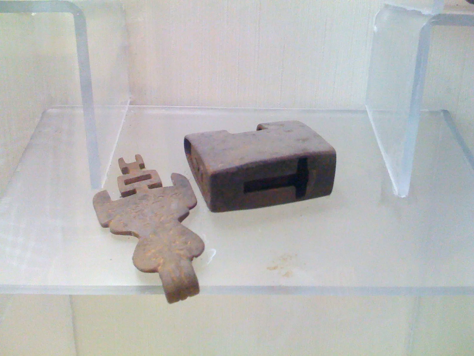 人の形を模した錠前と鍵