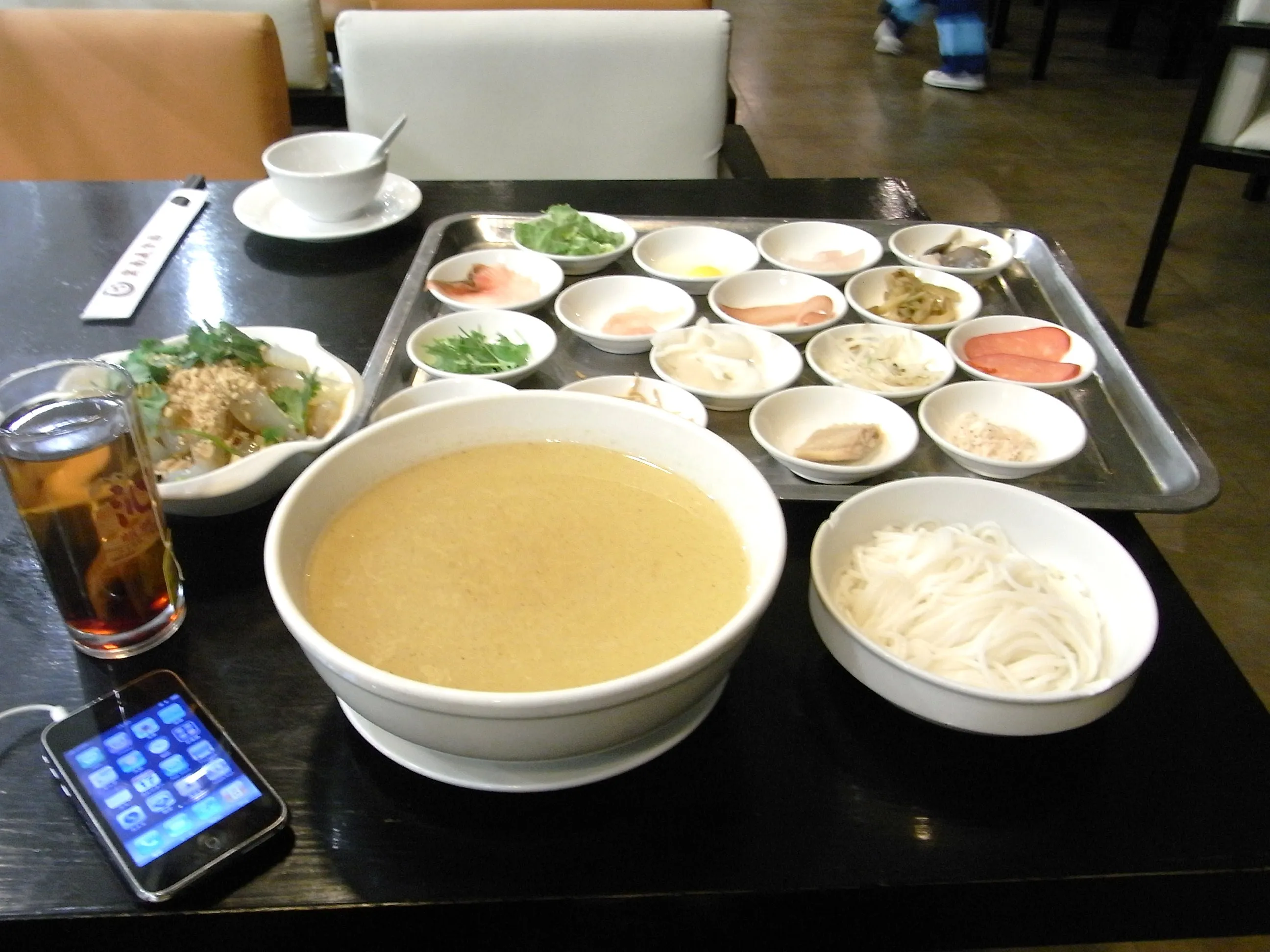 雲南料理店の過橋米線セット