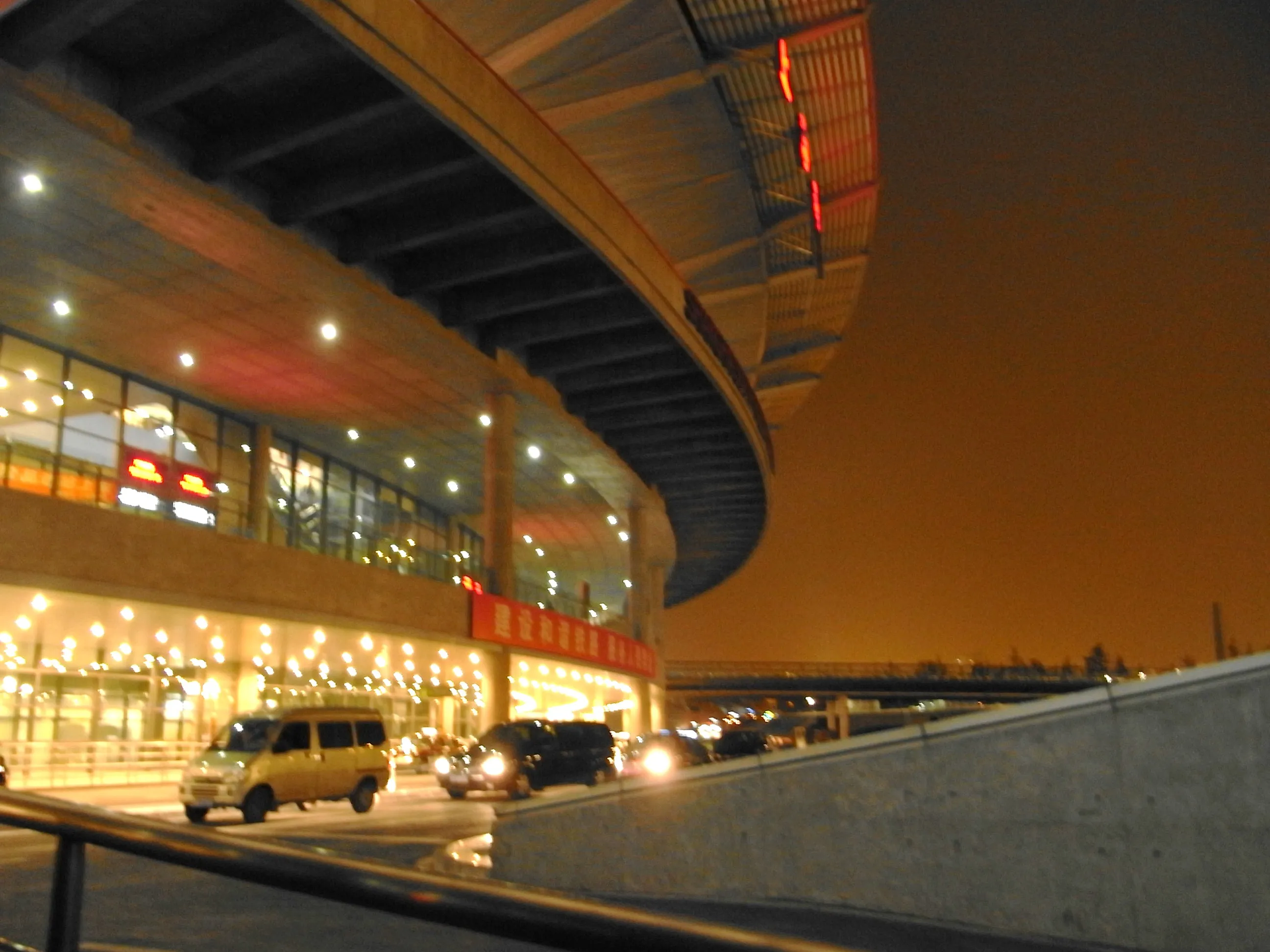 夜の円形ビル 上海南駅