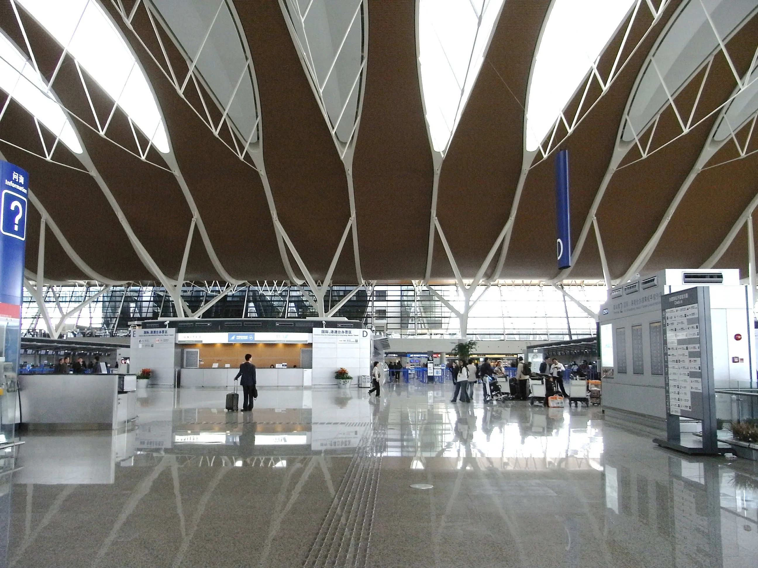 きれいになった空港出発ロビー