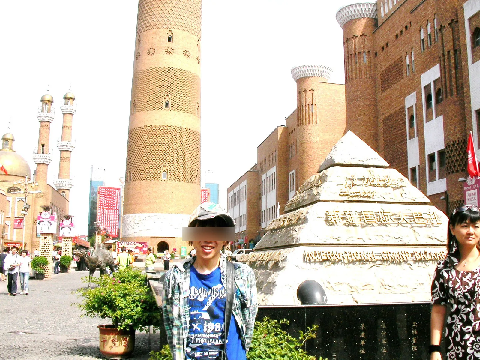 ウルムチ市バザールでの記念撮影