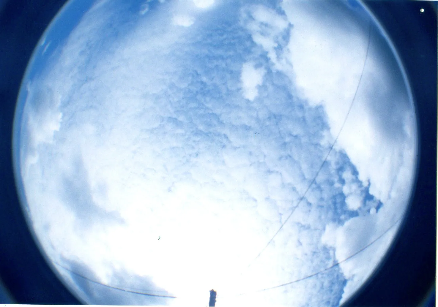 LOMO Fisheye2で撮影した南山牧場の青空