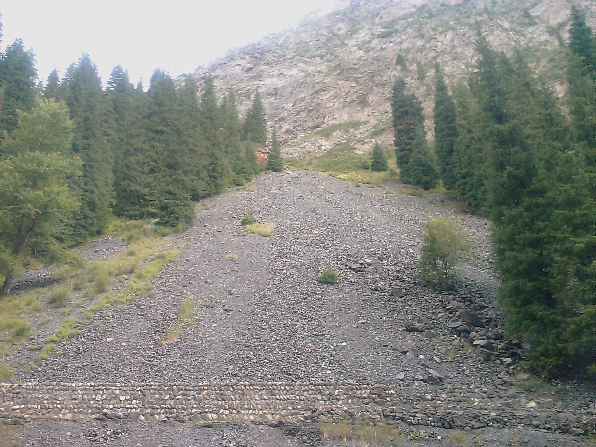 陡峭(険しい)岩山