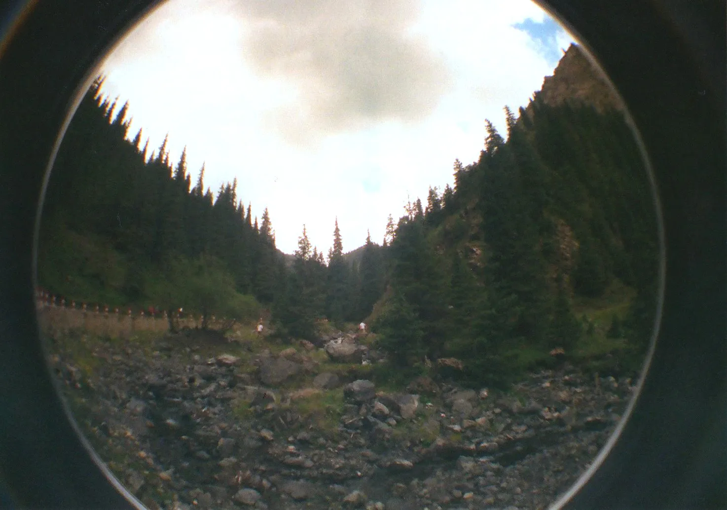 LOMO Fisheye2で撮影した滝付近