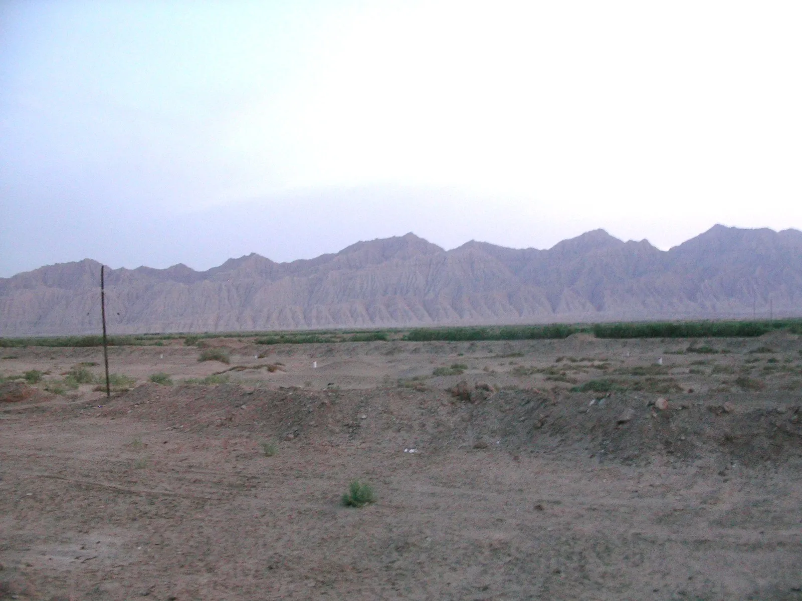 タリム盆地の火炎山のような岩山