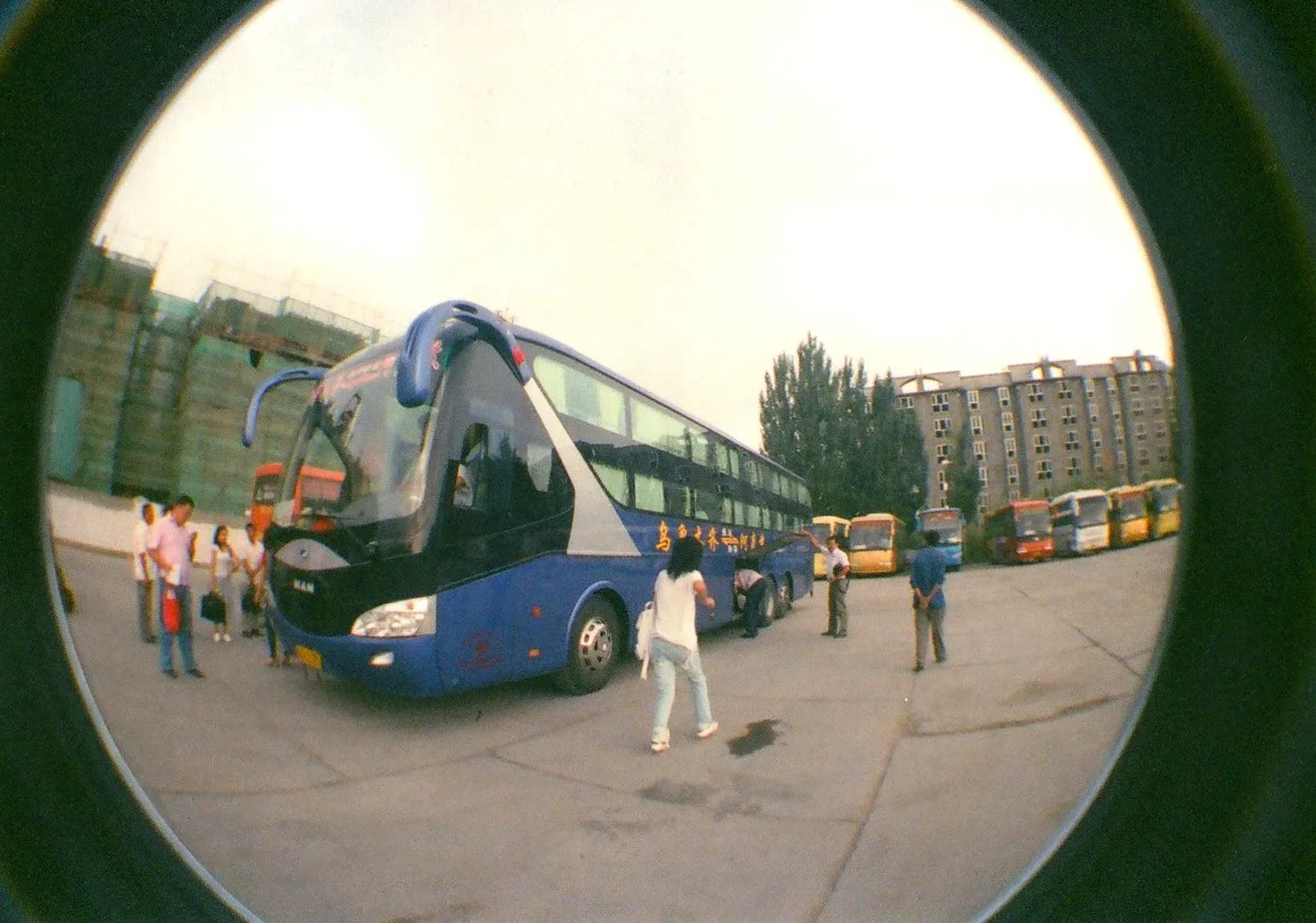 LOMO Fisheye2で撮影した寝台バス