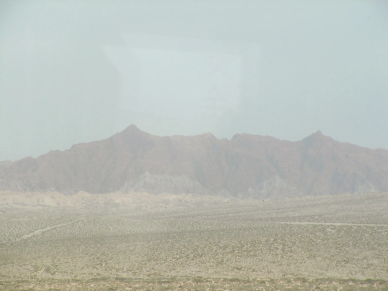 山脈の向こうの風景