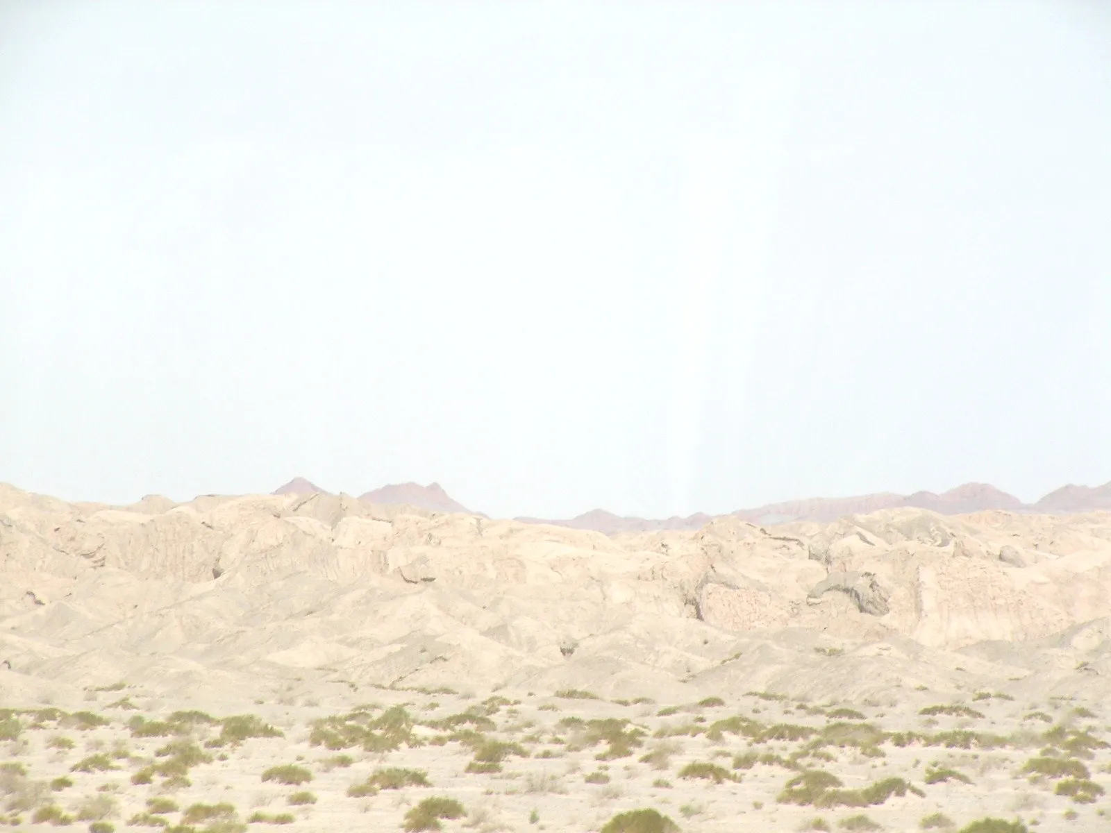 ごつごつしたタリム盆地の岩山