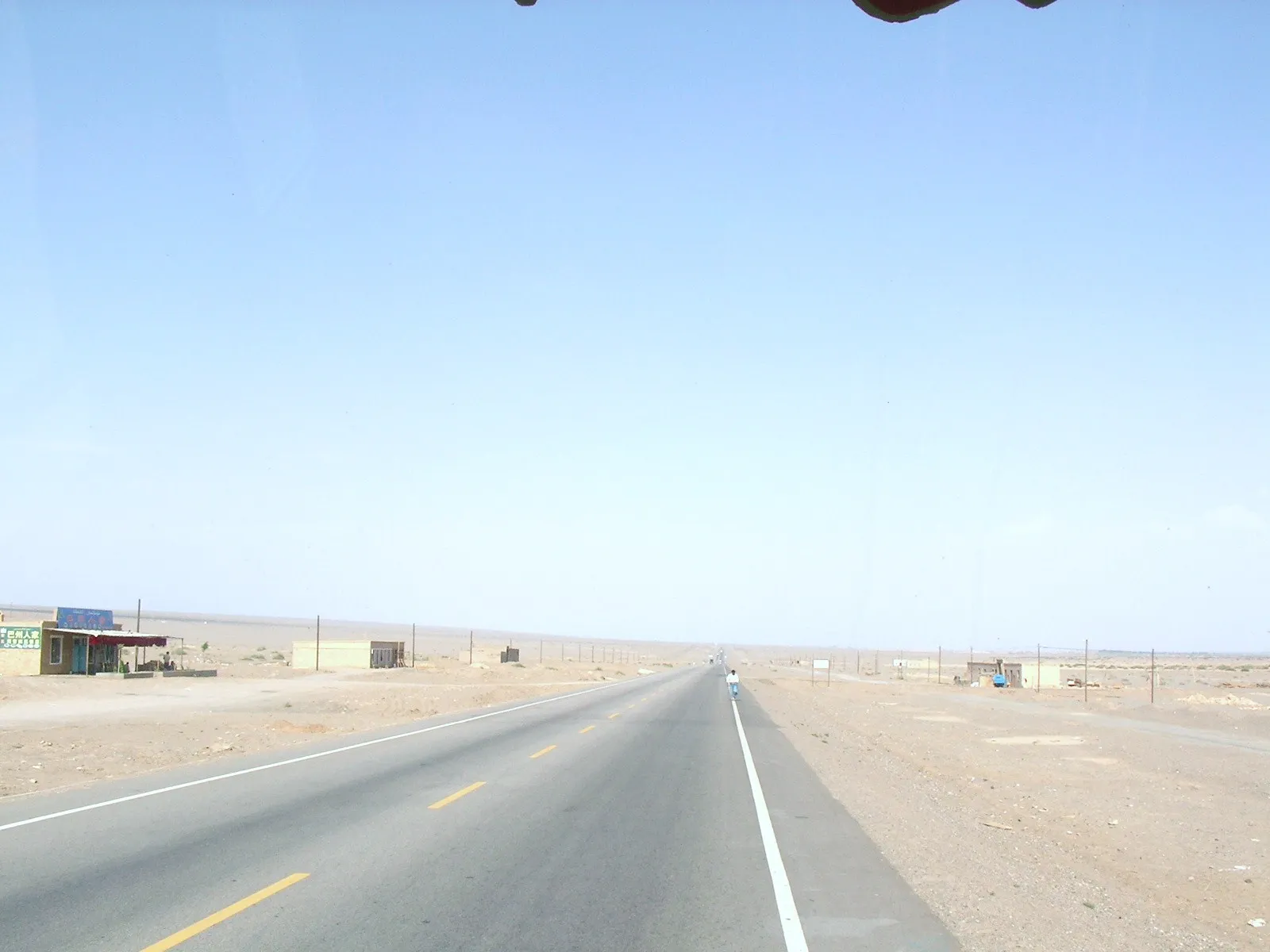 地平線まで続く高速道路と砂漠