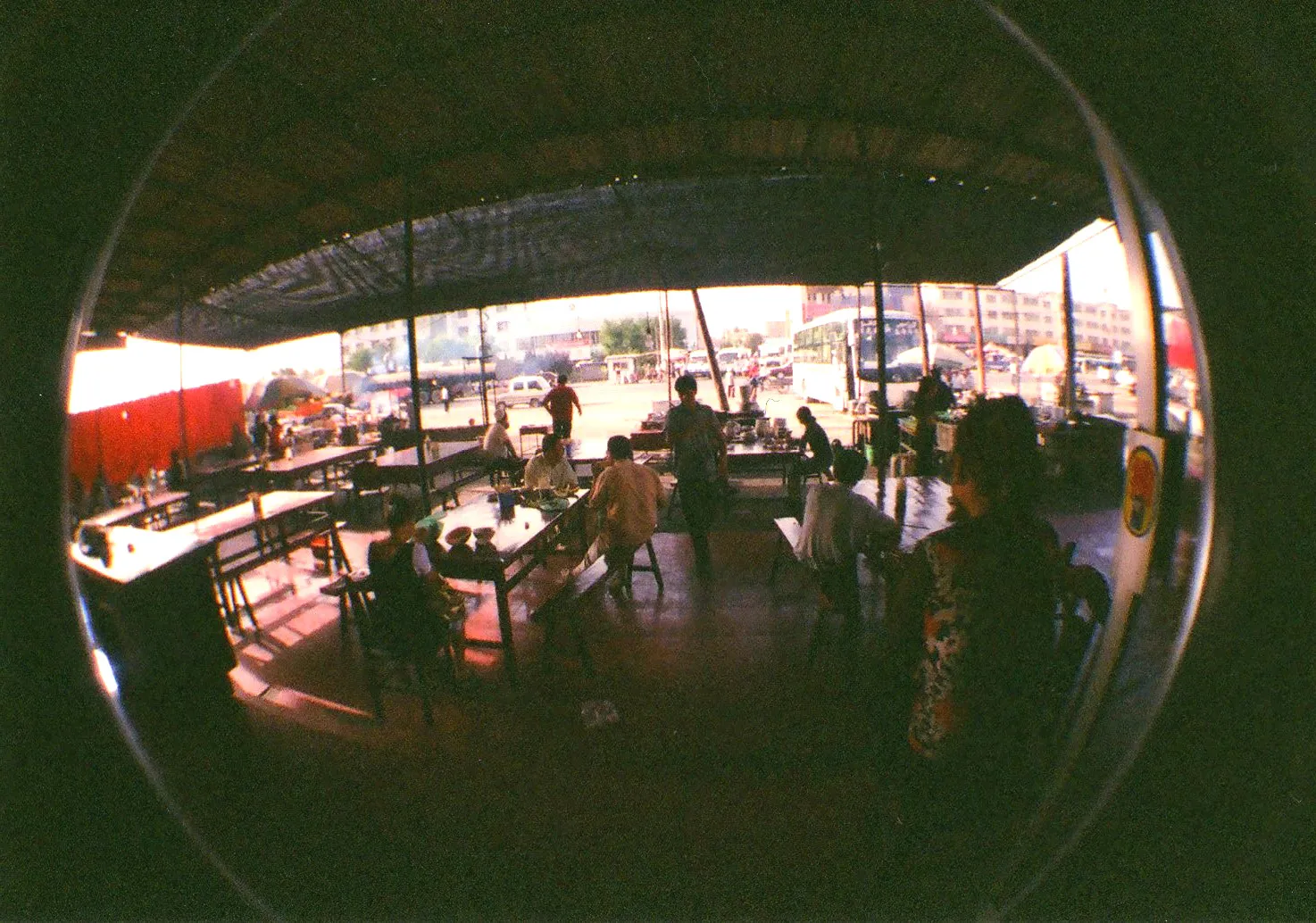 LOMO Fisheye2で撮影した食堂