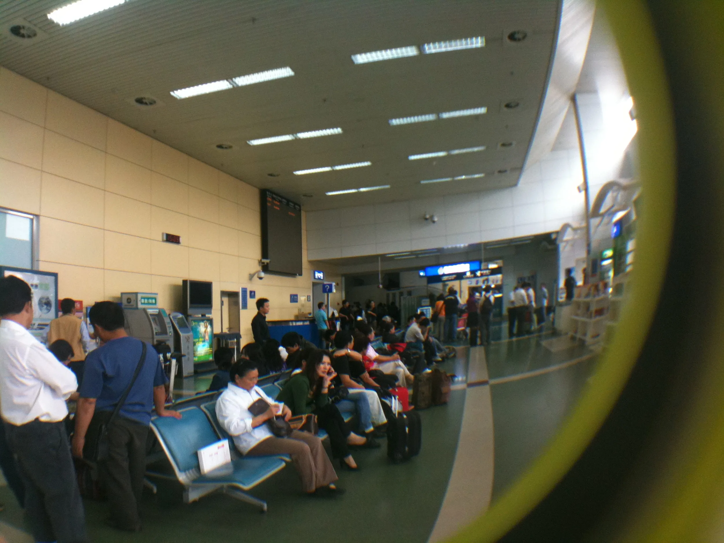 空港の到着ロビー付近