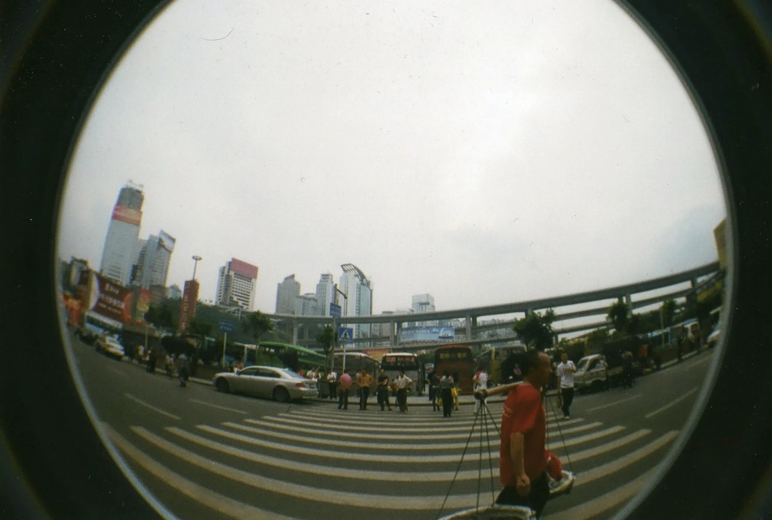 重慶駅前の棒棒(荷担ぎ労働者)