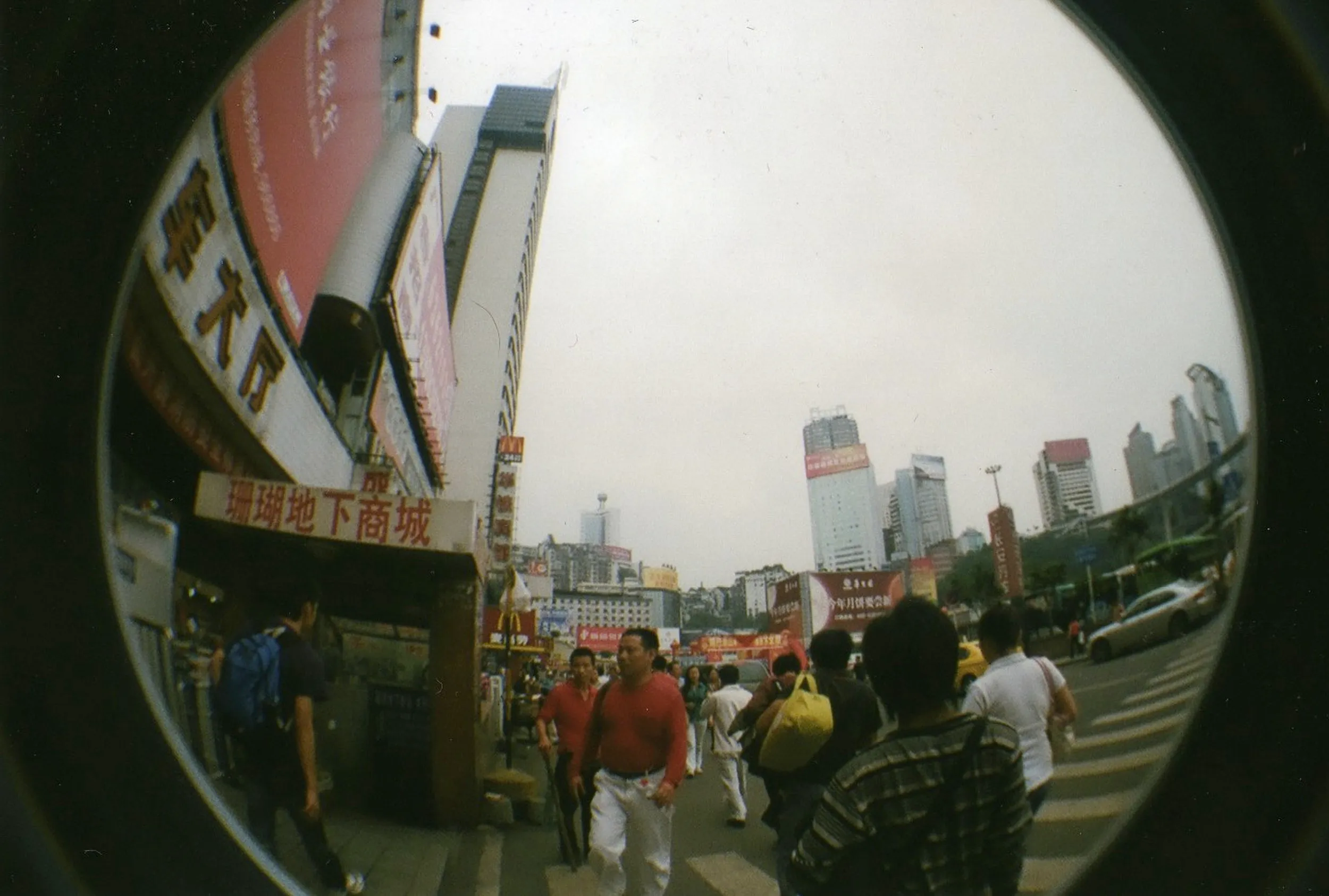 LOMO Fisheye2で撮った重慶駅前