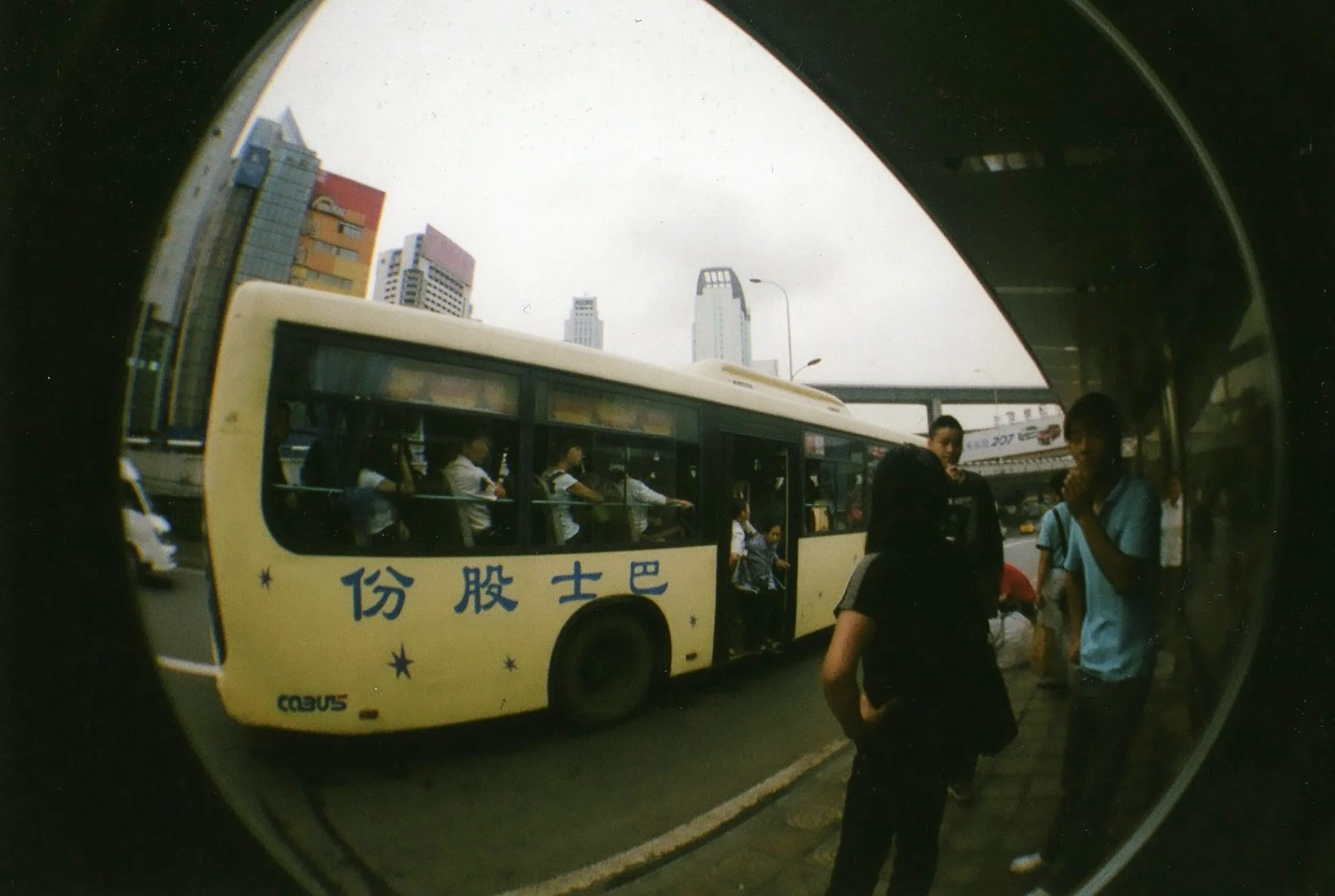 LOMO Fisheye2で撮影した路線バス