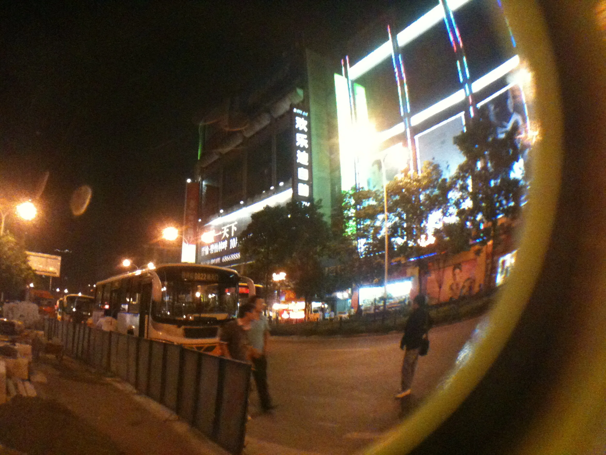 夜の沙坪壩区の中心街へ