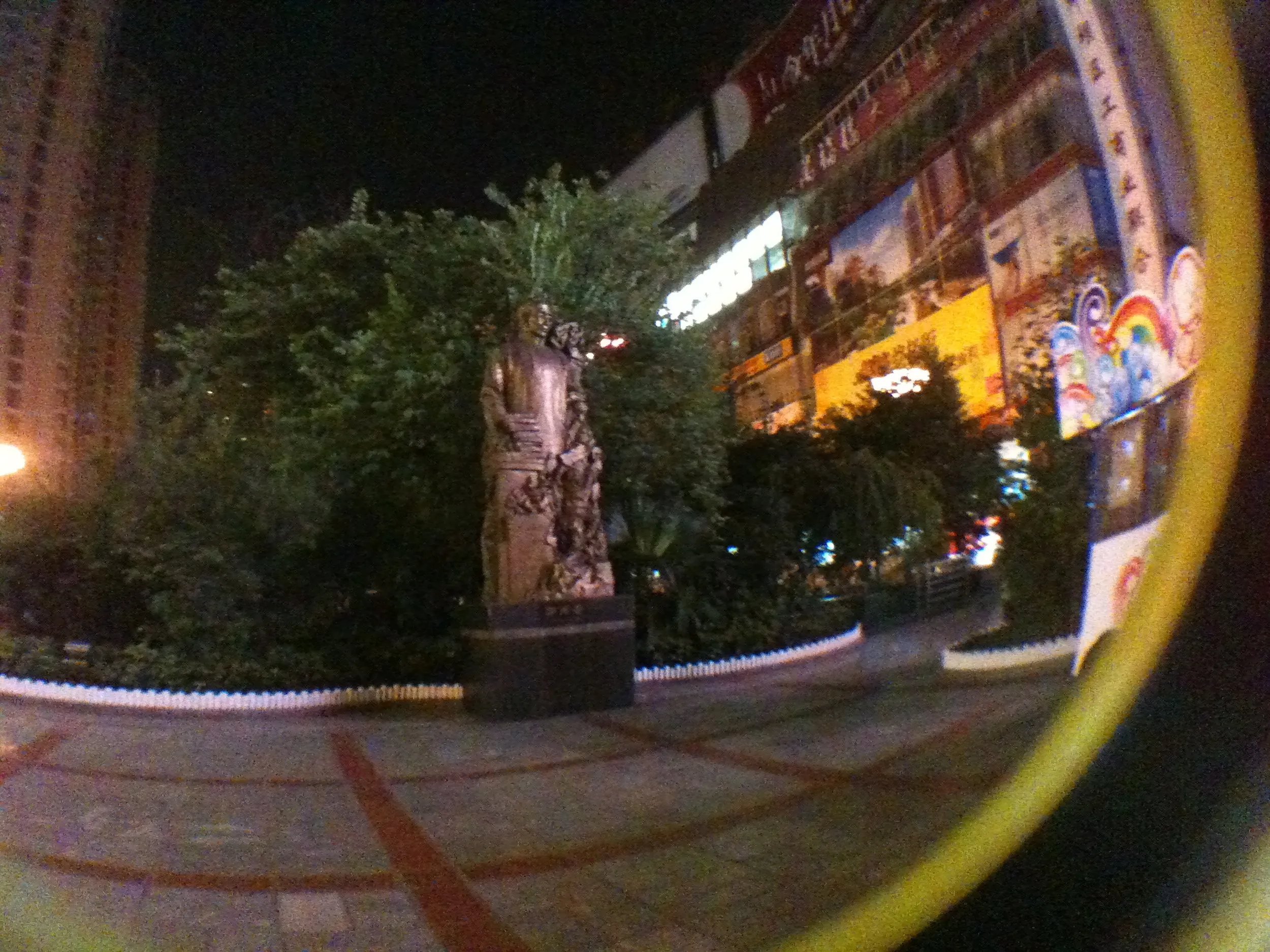 まったり散歩する重慶市民