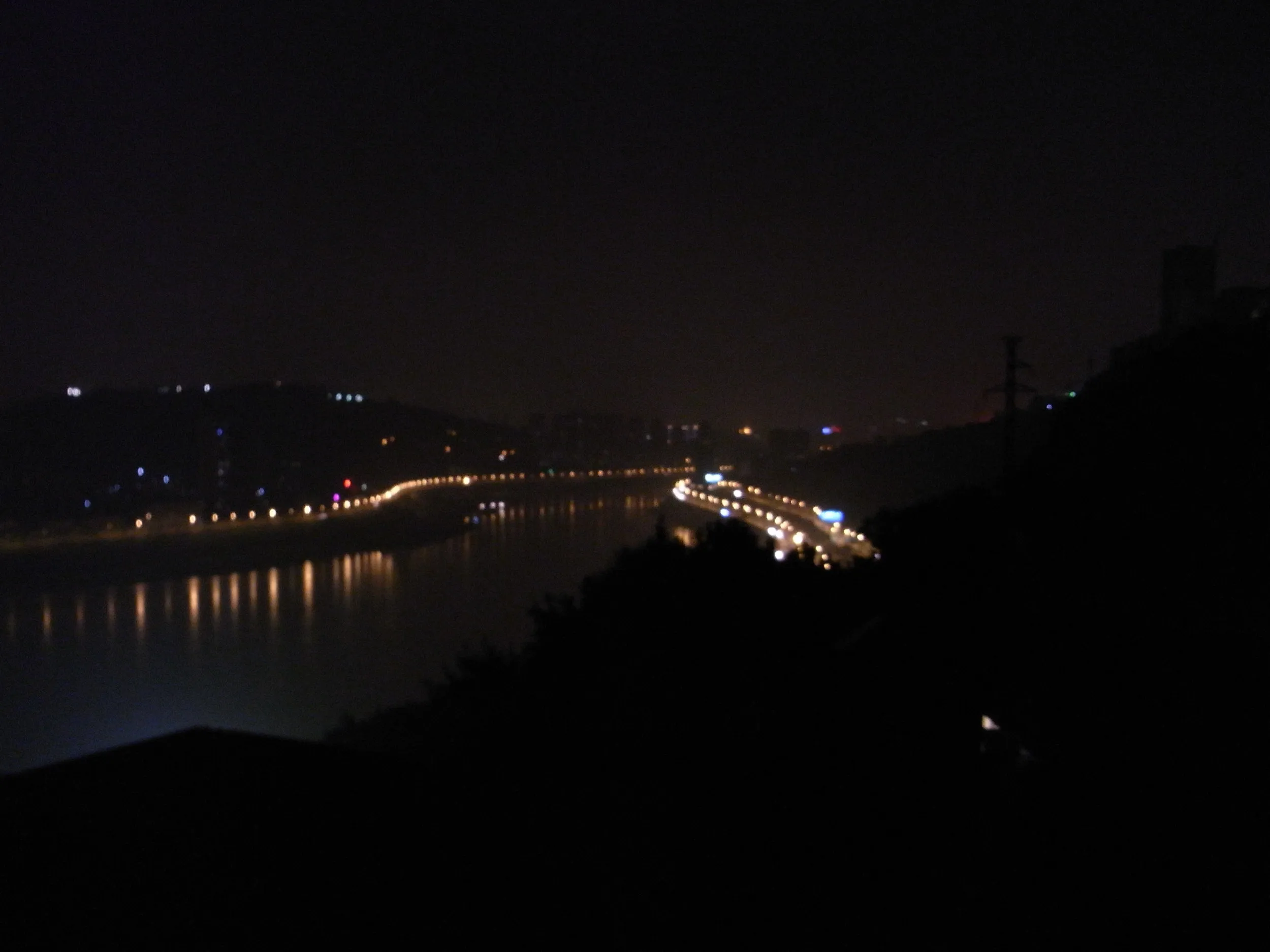 霧とスモッグに煙る重慶の夜