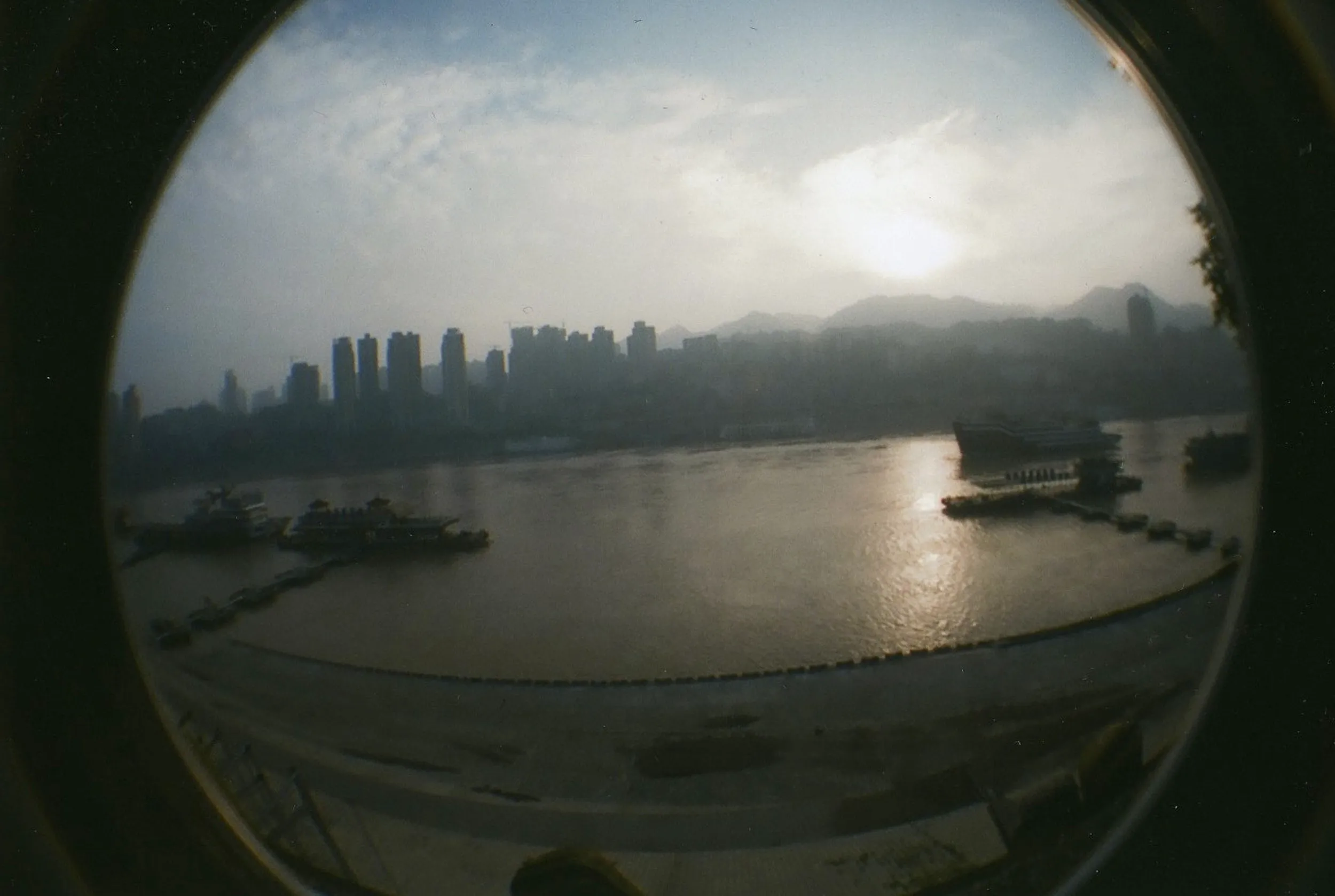 朝天門を流れる長江と船