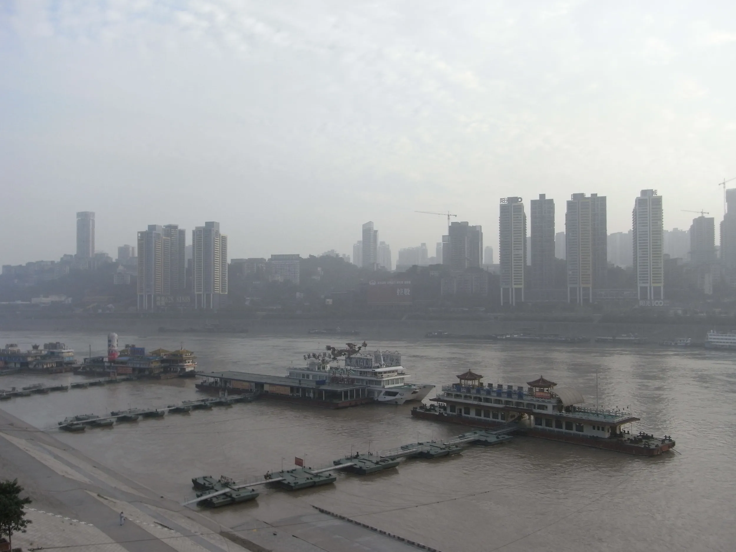 長江に浮かぶ船上レストラン