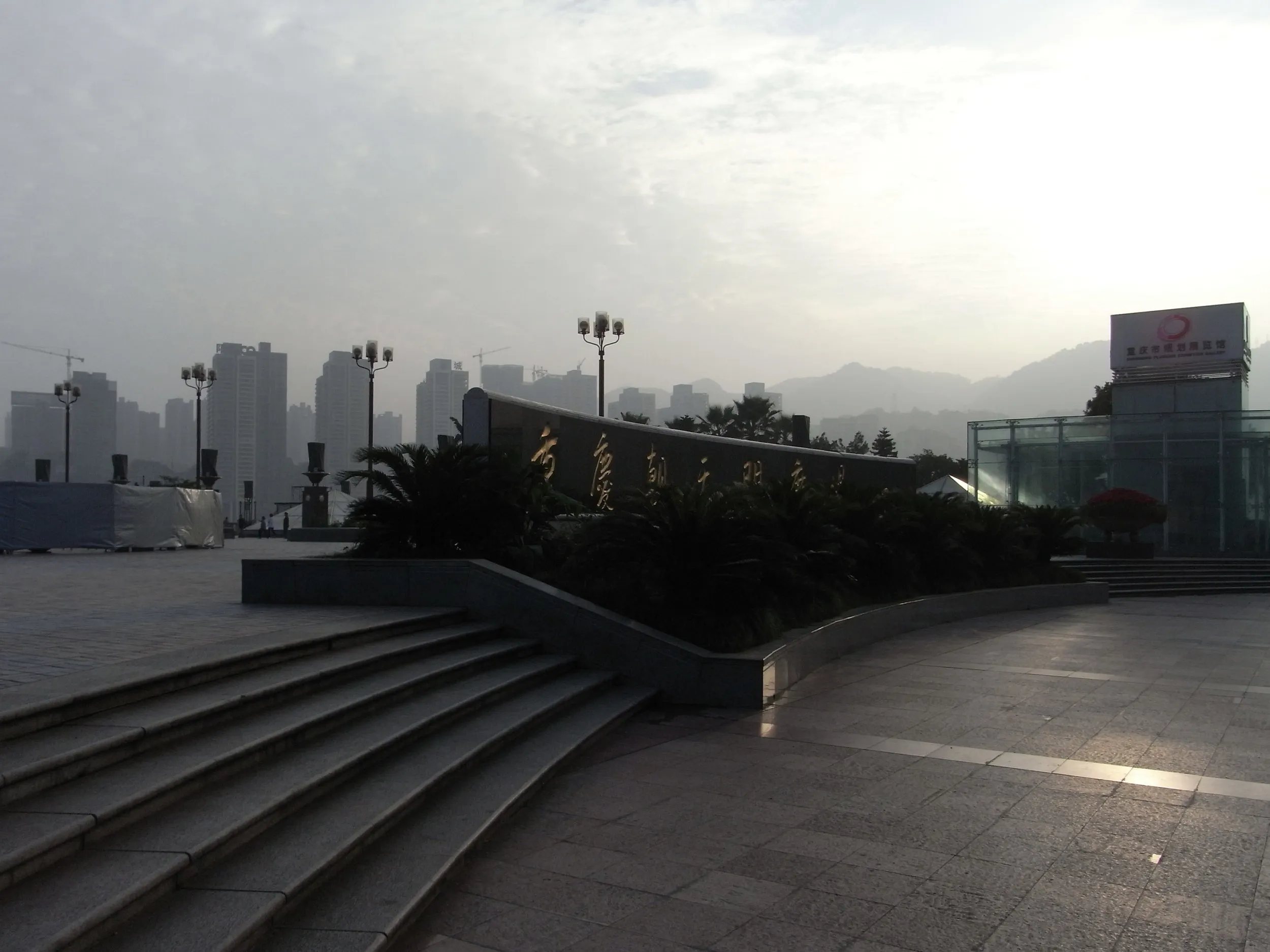 朝の散歩をする地元住民