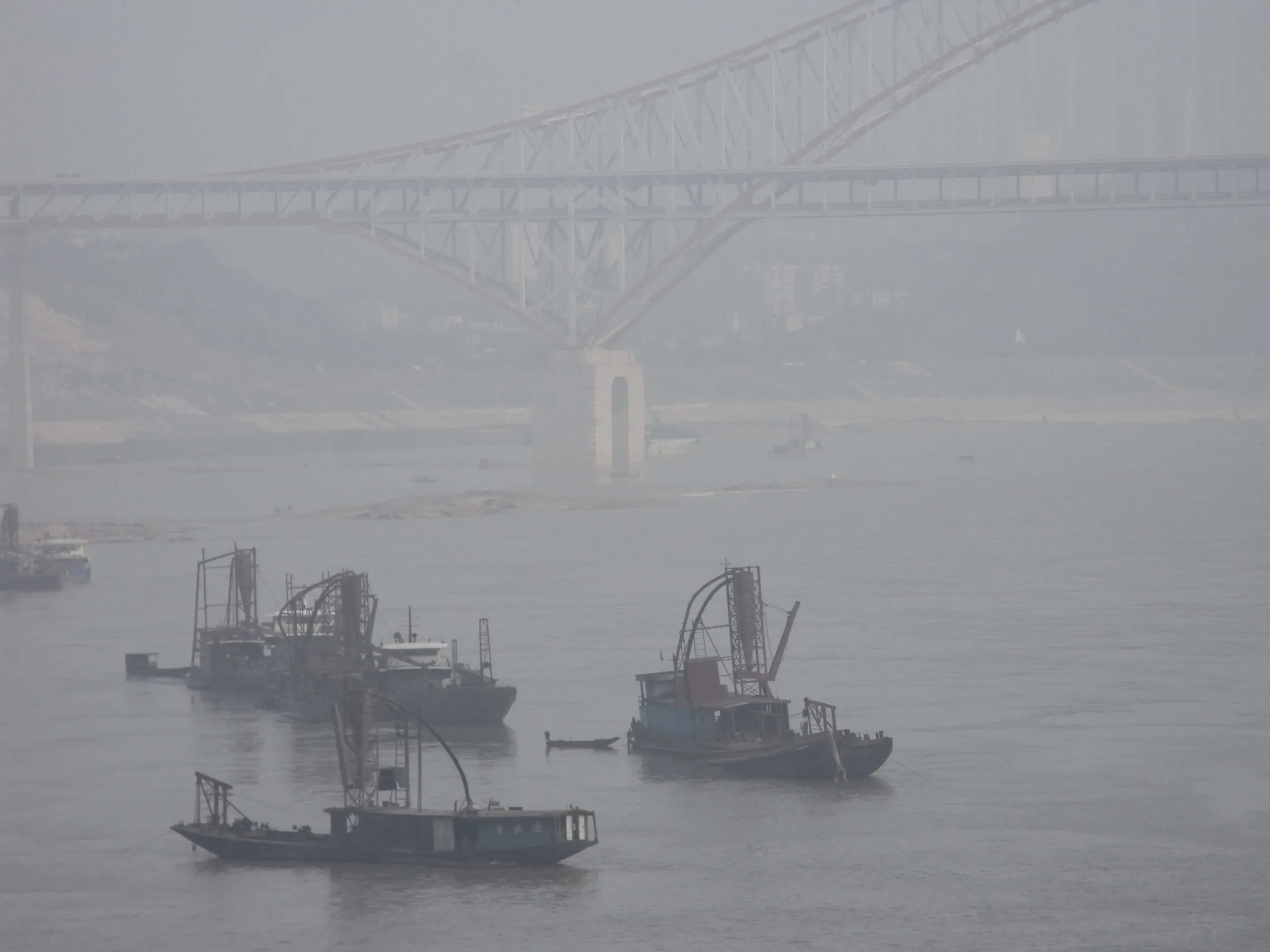 嘉陵江に浮かぶ作業船