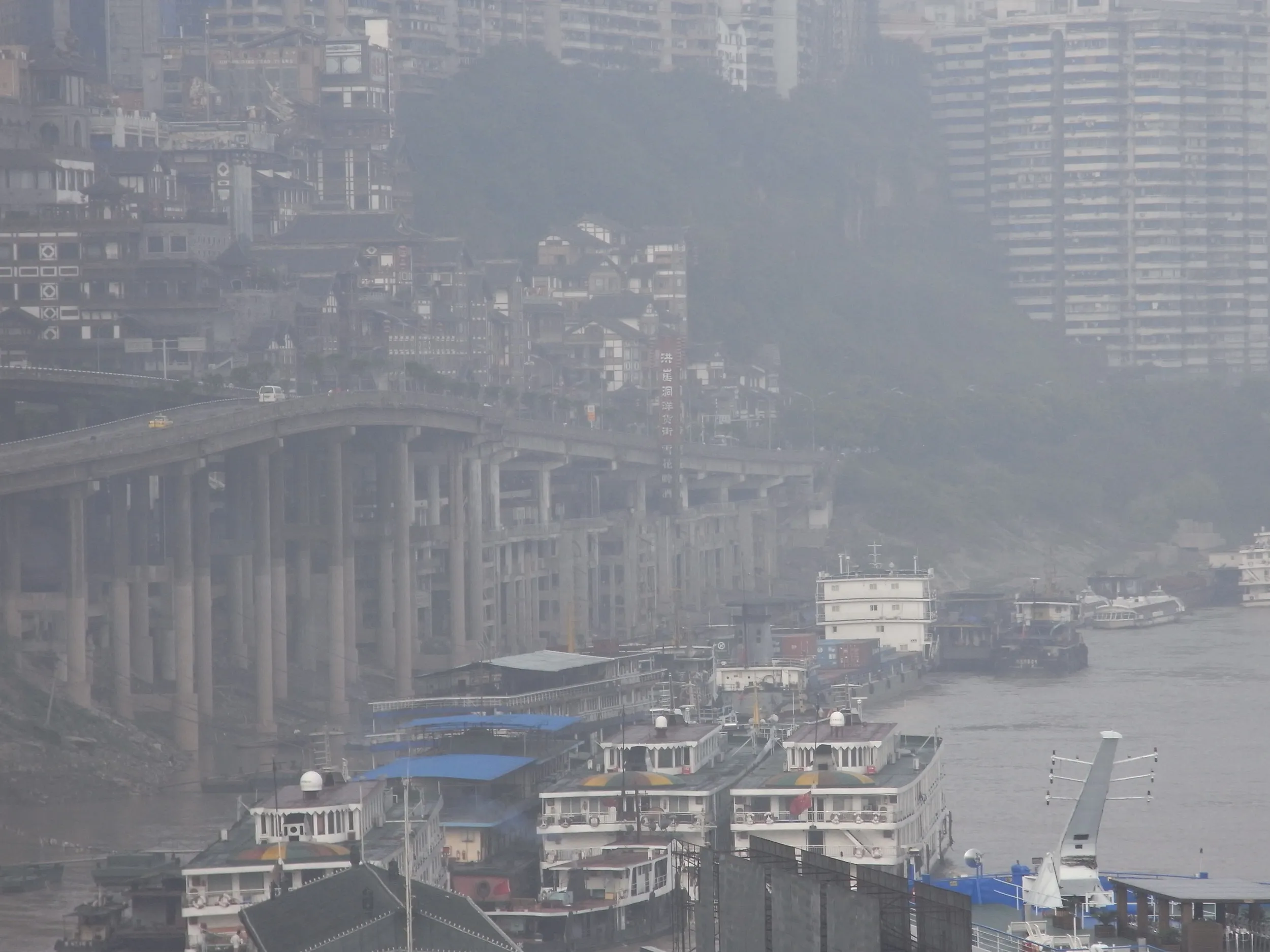 川沿いの道路風景
