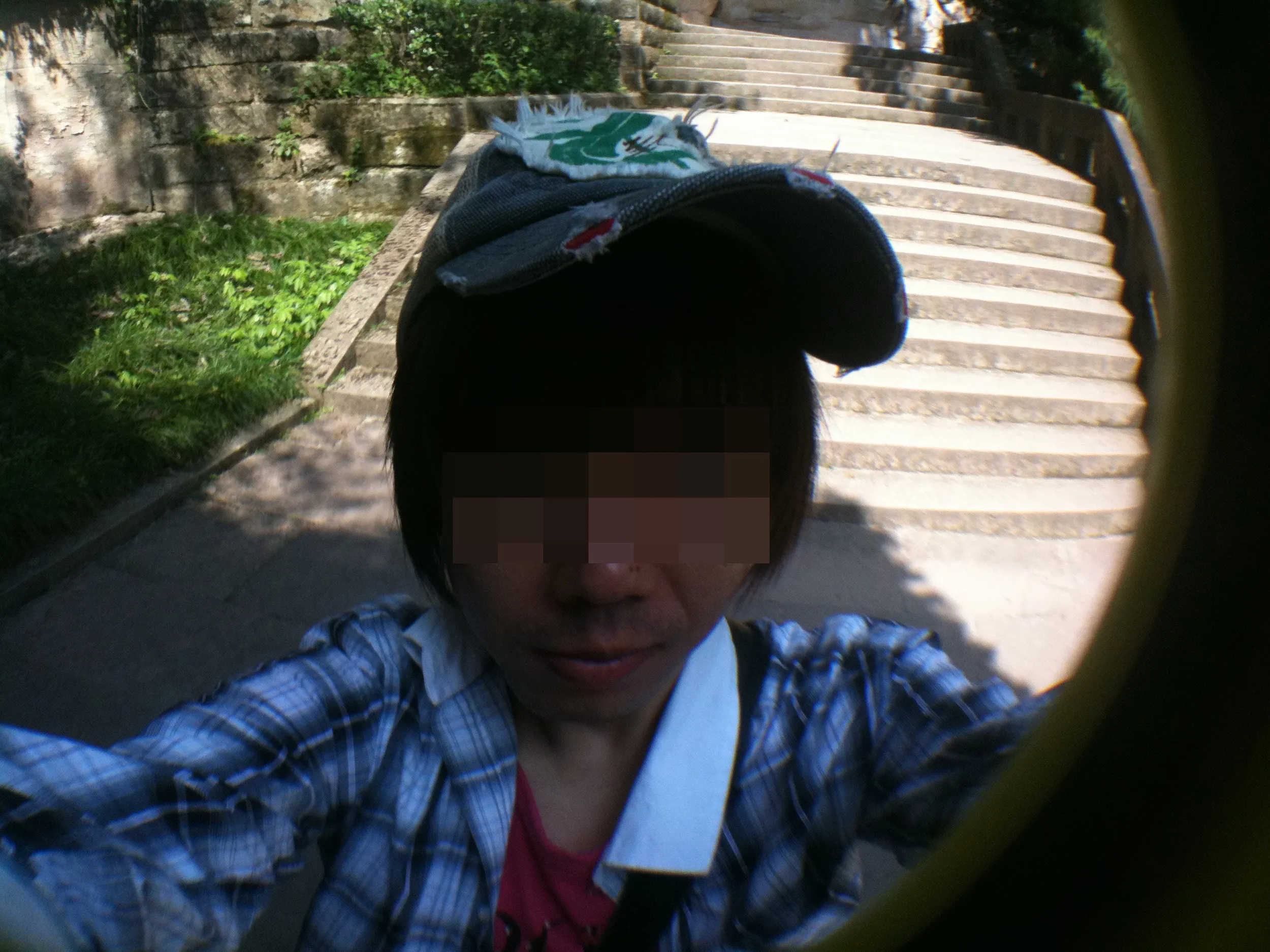 石窟群へと続く石段での記念撮影