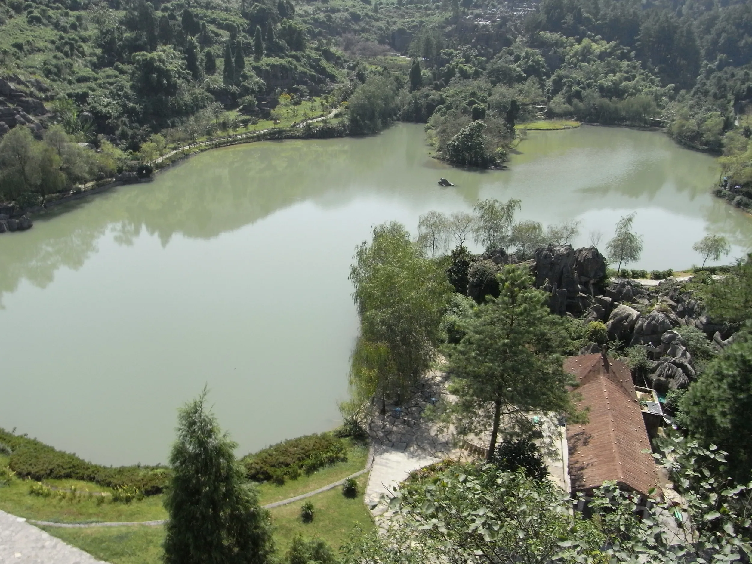 万盛石林の池と休憩所