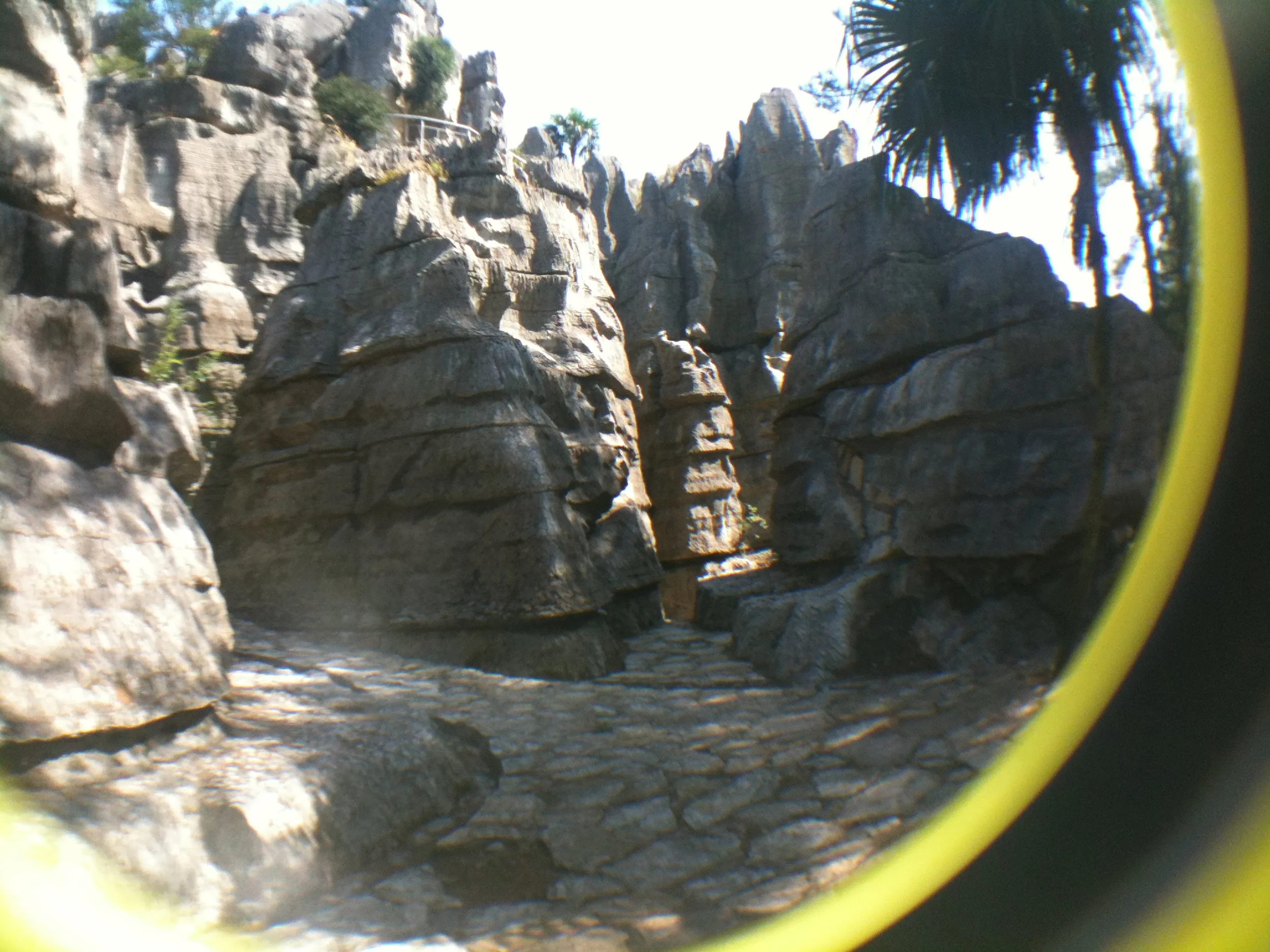 天造奇岩の奇妙な形