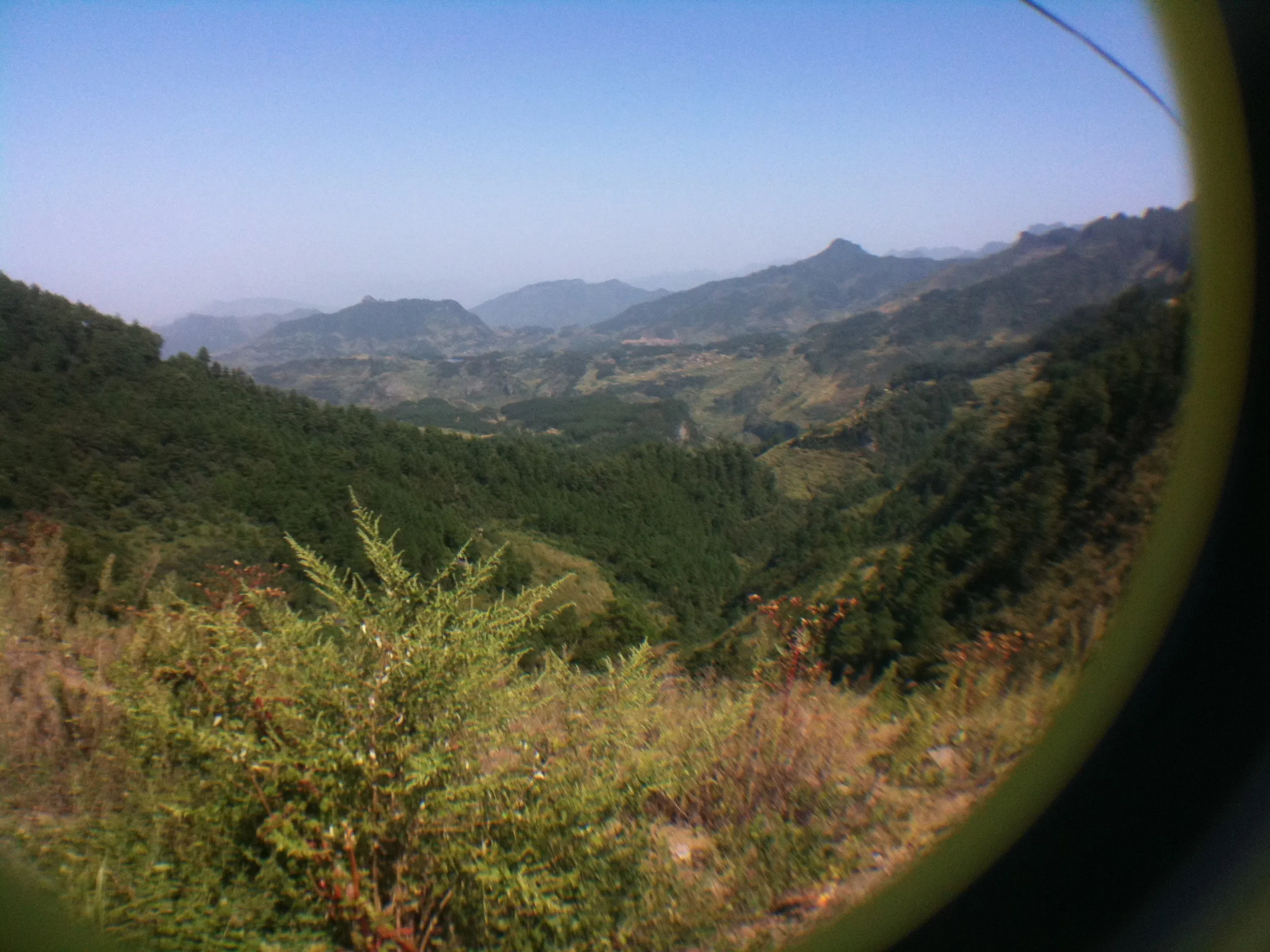 うねる大地と山道