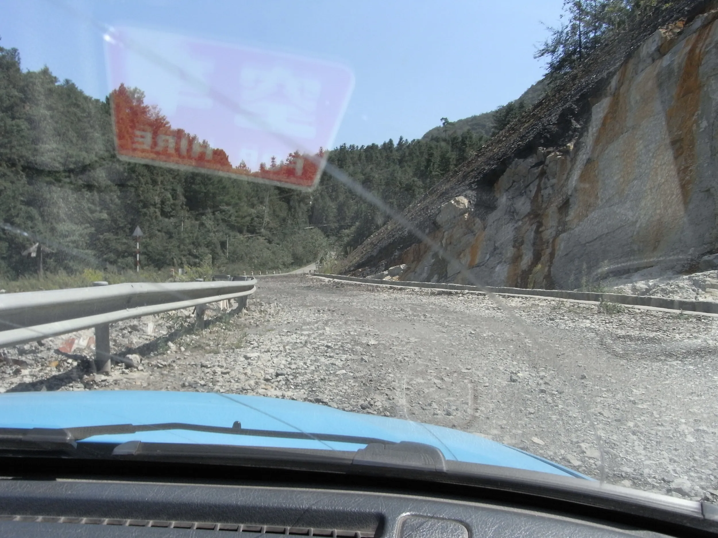 土砂崩れの跡がある路肩