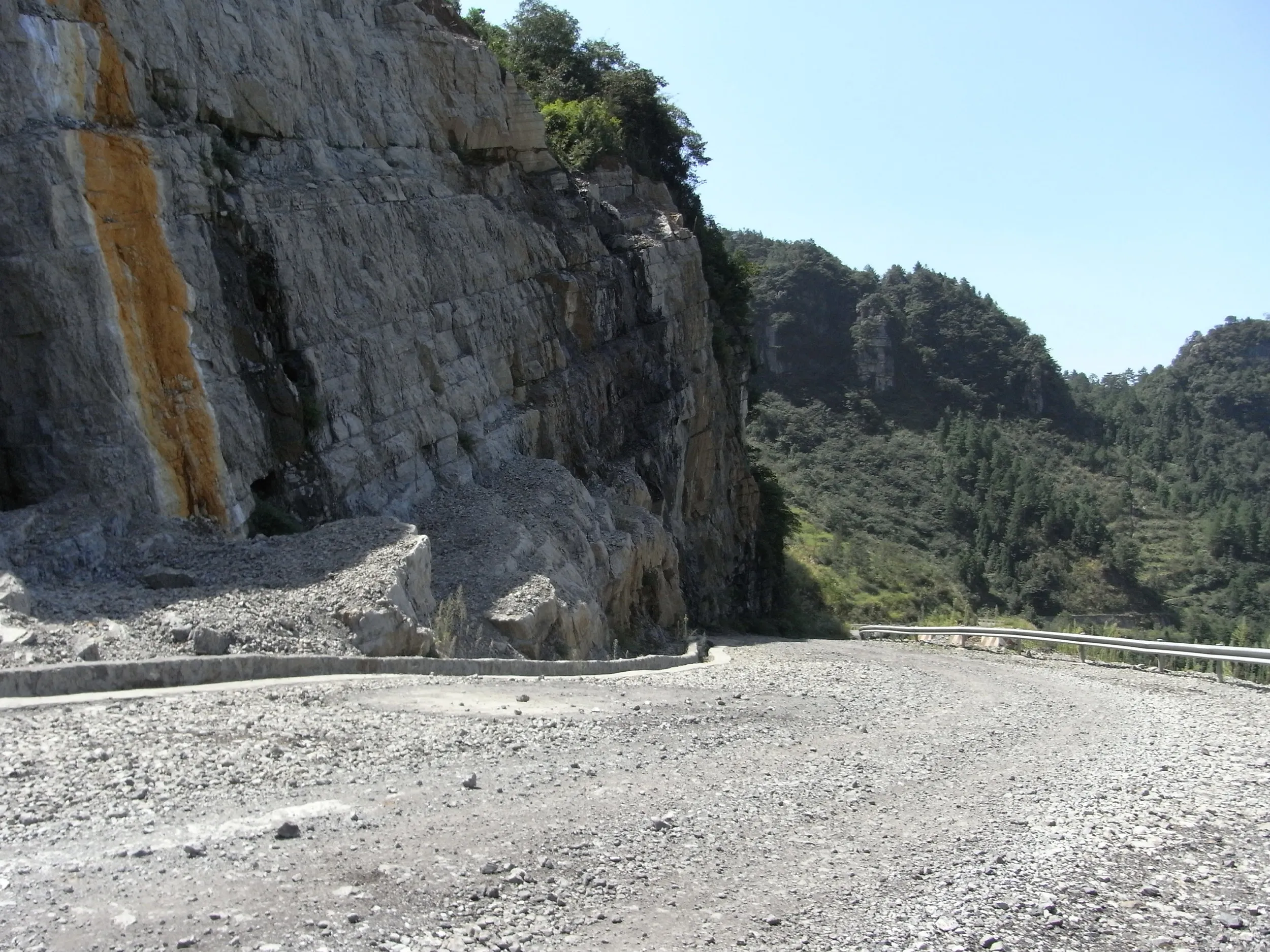 地層から降ってきた砂利道