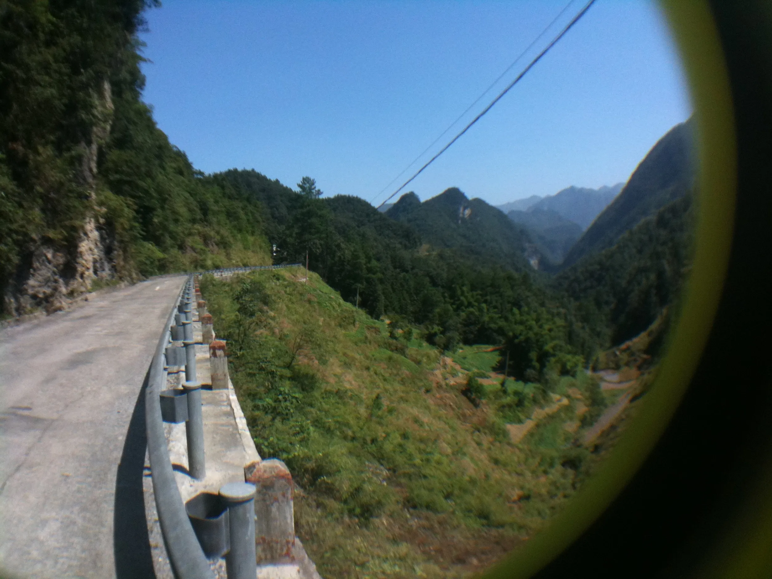 ガードレールが整備された道