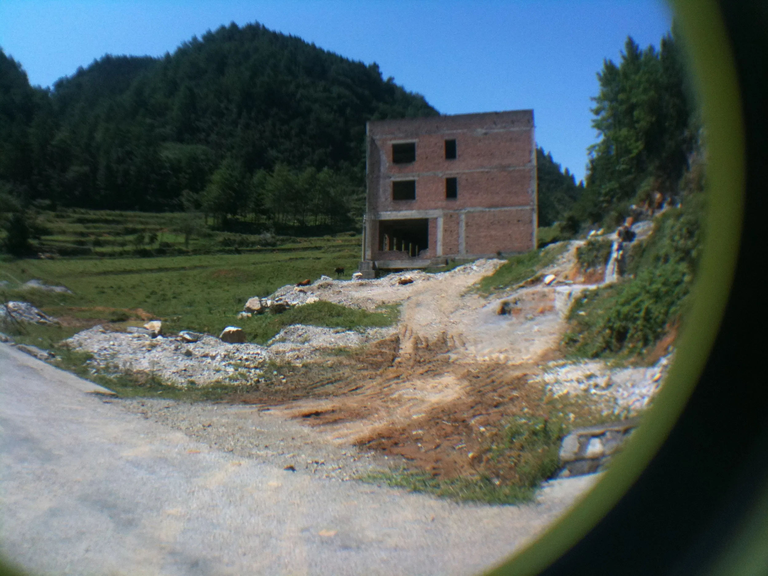 渓谷の奥にある農作業用建物