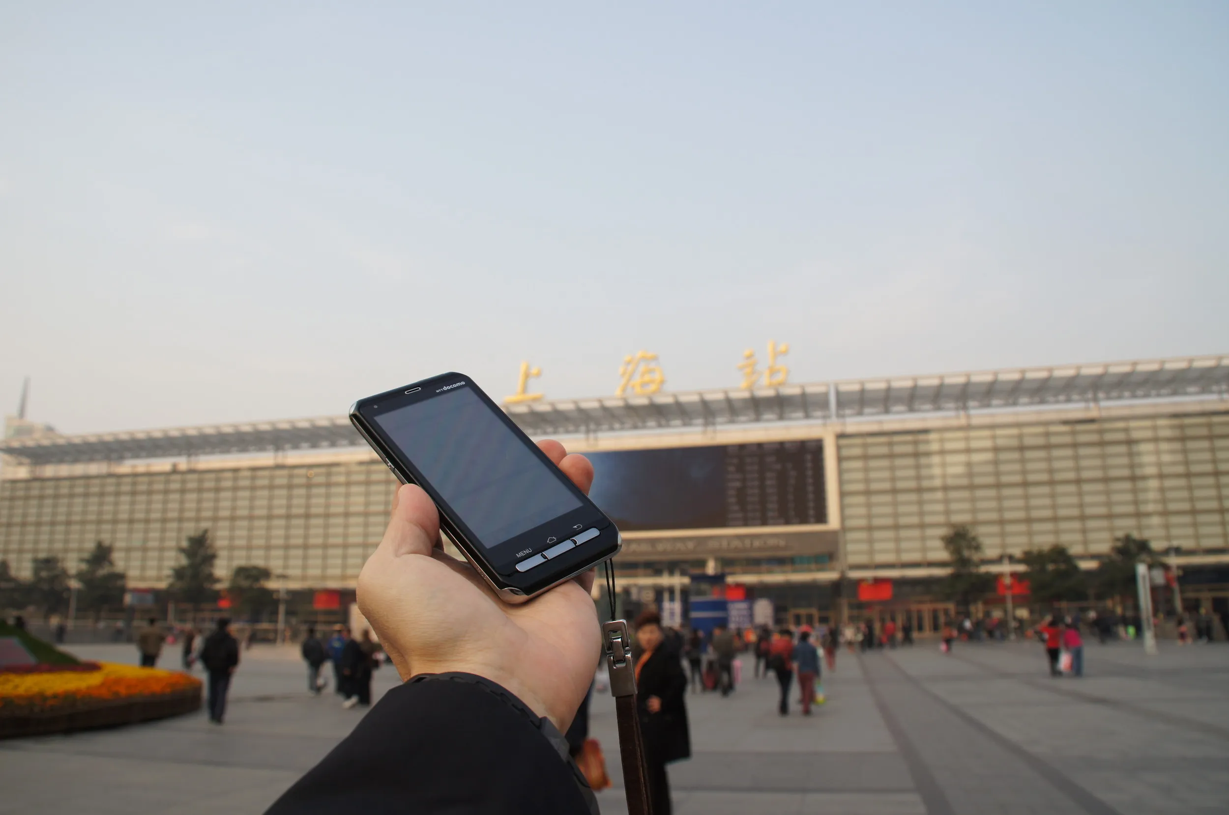 上海駅南口広場で記念撮影