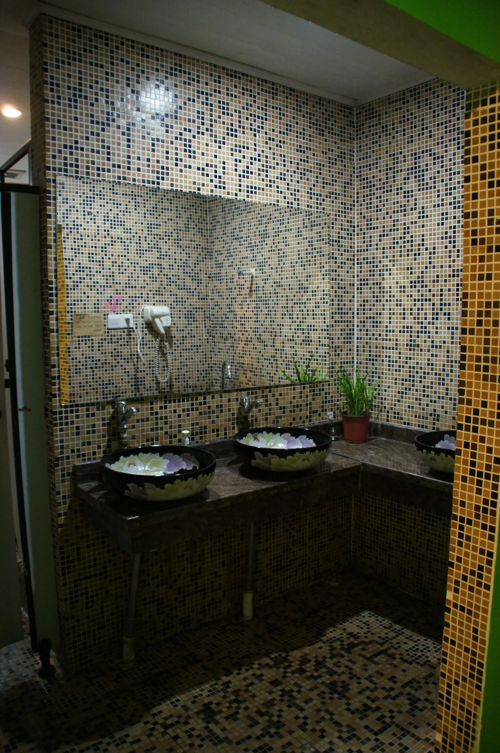 ユースの共同洗面所