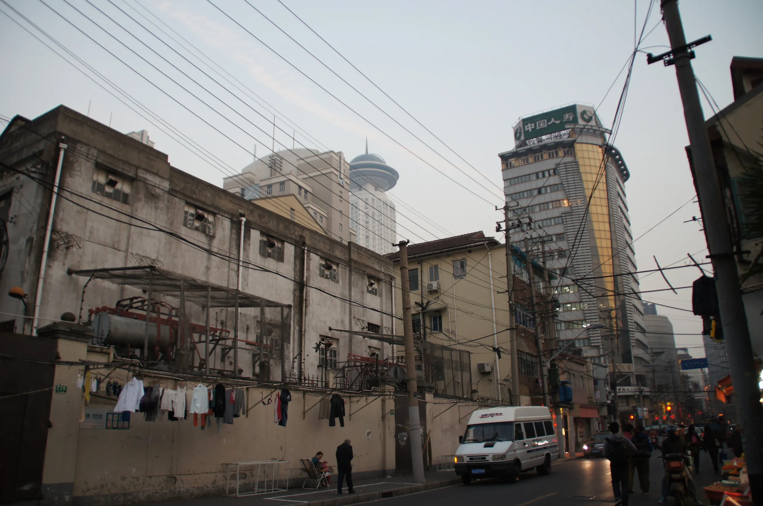 道路脇に洗濯物がある風景