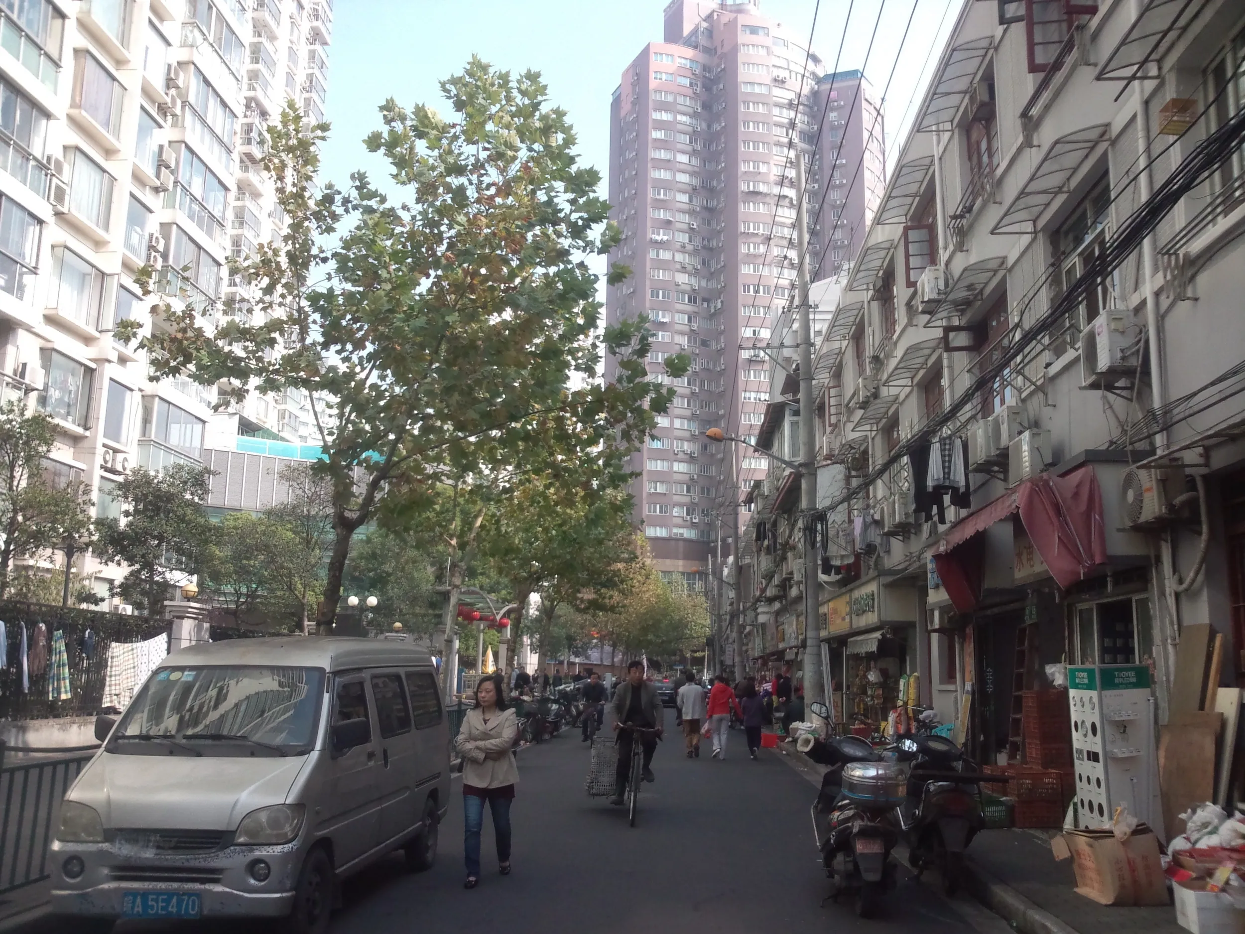 新閘路付近の裏通り